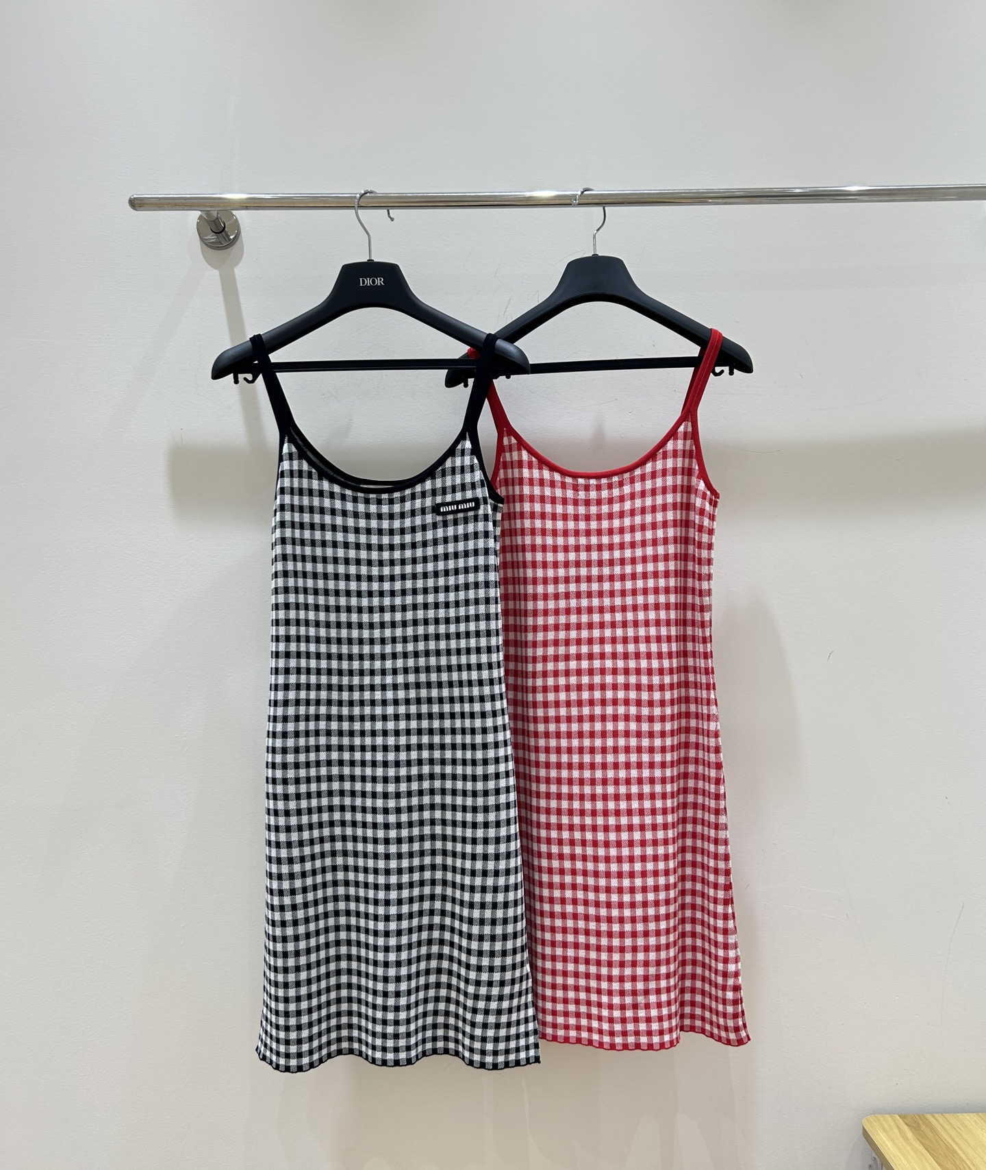 MIUMIU 
2025 专柜最新款 徽标字母点缀千鸟格吊带连衣裙，时尚吊带背心裙，简约而不失格调，尽显