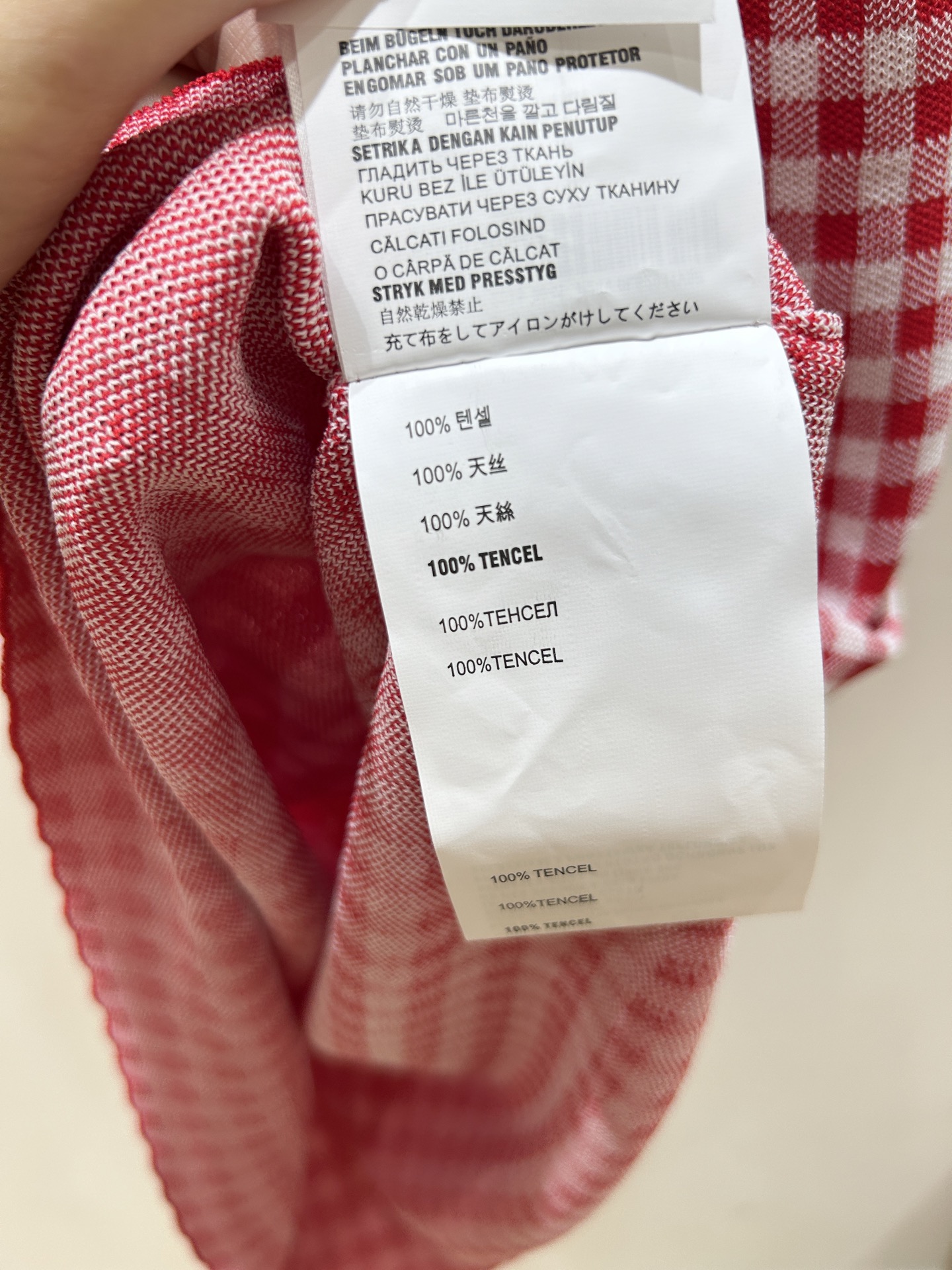 MIUMIU 
2025 专柜最新款 徽标字母点缀千鸟格吊带连衣裙，时尚吊带背心裙，简约而不失格调，尽显