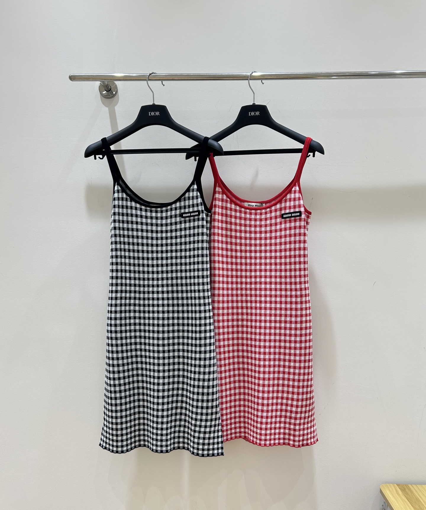 MIUMIU 
2025 专柜最新款 徽标字母点缀千鸟格吊带连衣裙，时尚吊带背心裙，简约而不失格调，尽显