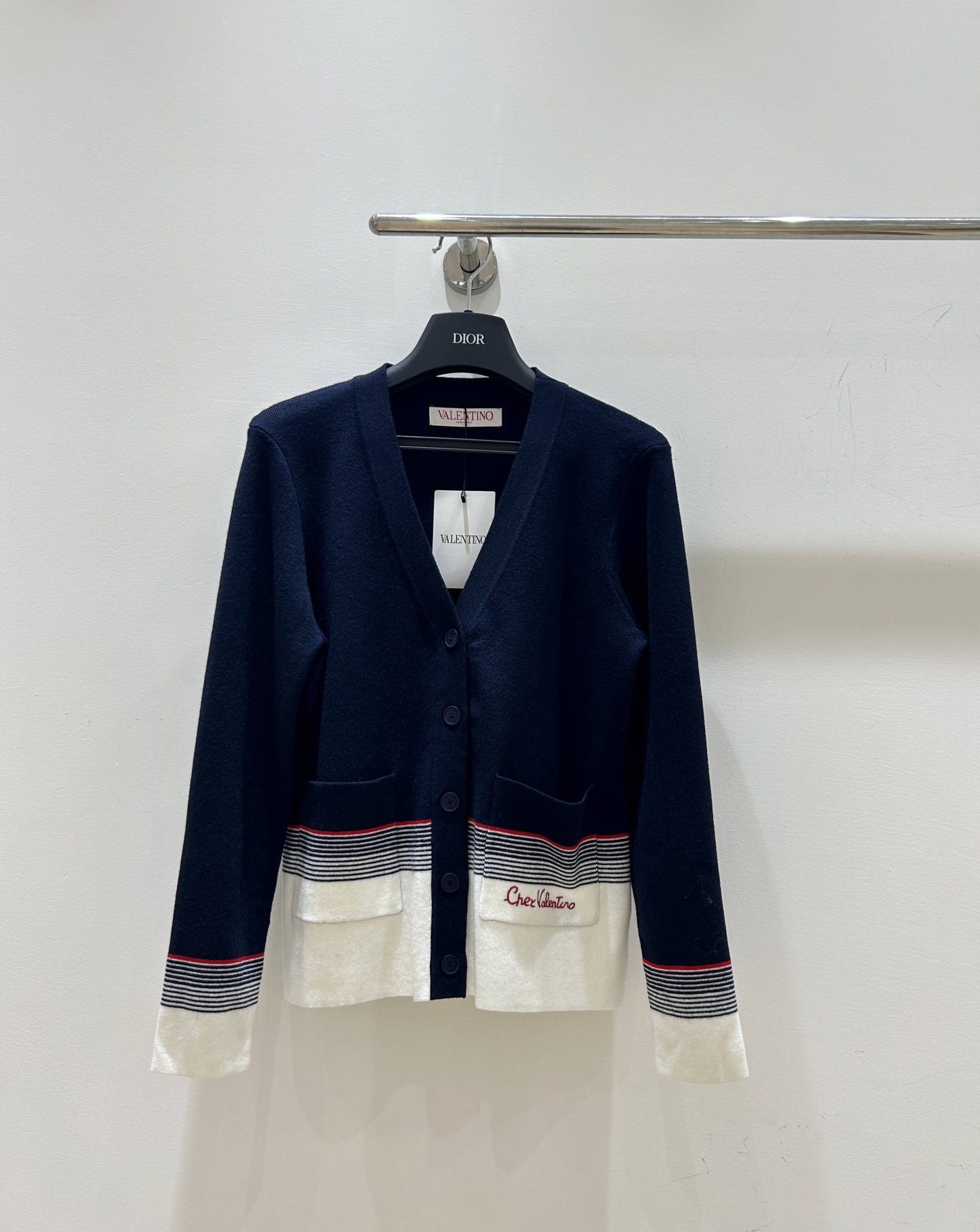 Valentino 
2025 早秋新款 女士V领开衫，精选刺绣条纹羊毛，质感高级，优雅大方 
码数：S