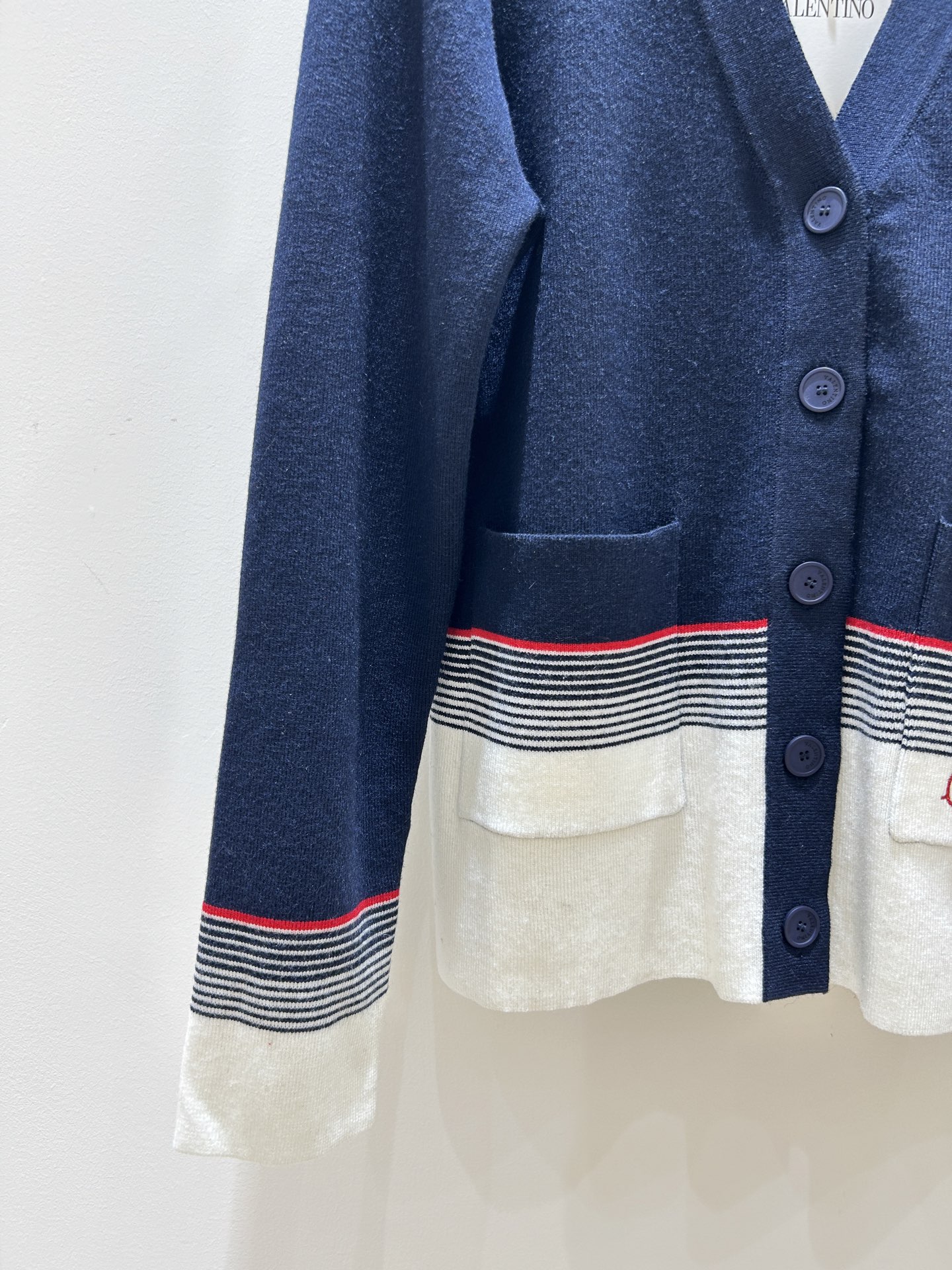 Valentino 
2025 早秋新款 女士V领开衫，精选刺绣条纹羊毛，质感高级，优雅大方 
码数：S