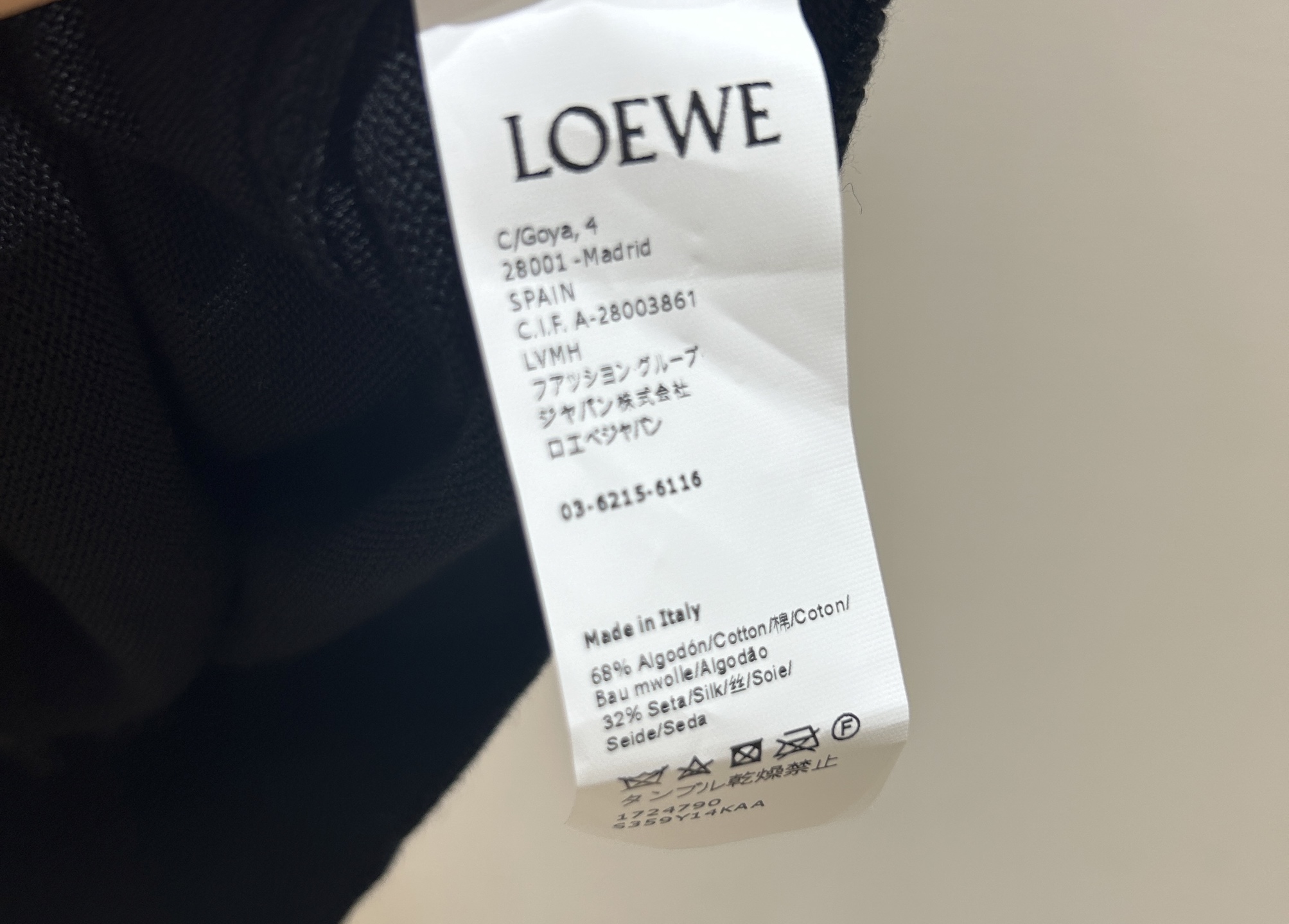 Loewe 
2025 早秋新款 女士背心，超轻真丝材质，无袖圆领设计，优雅系扣上衣，简约而不失高级感 