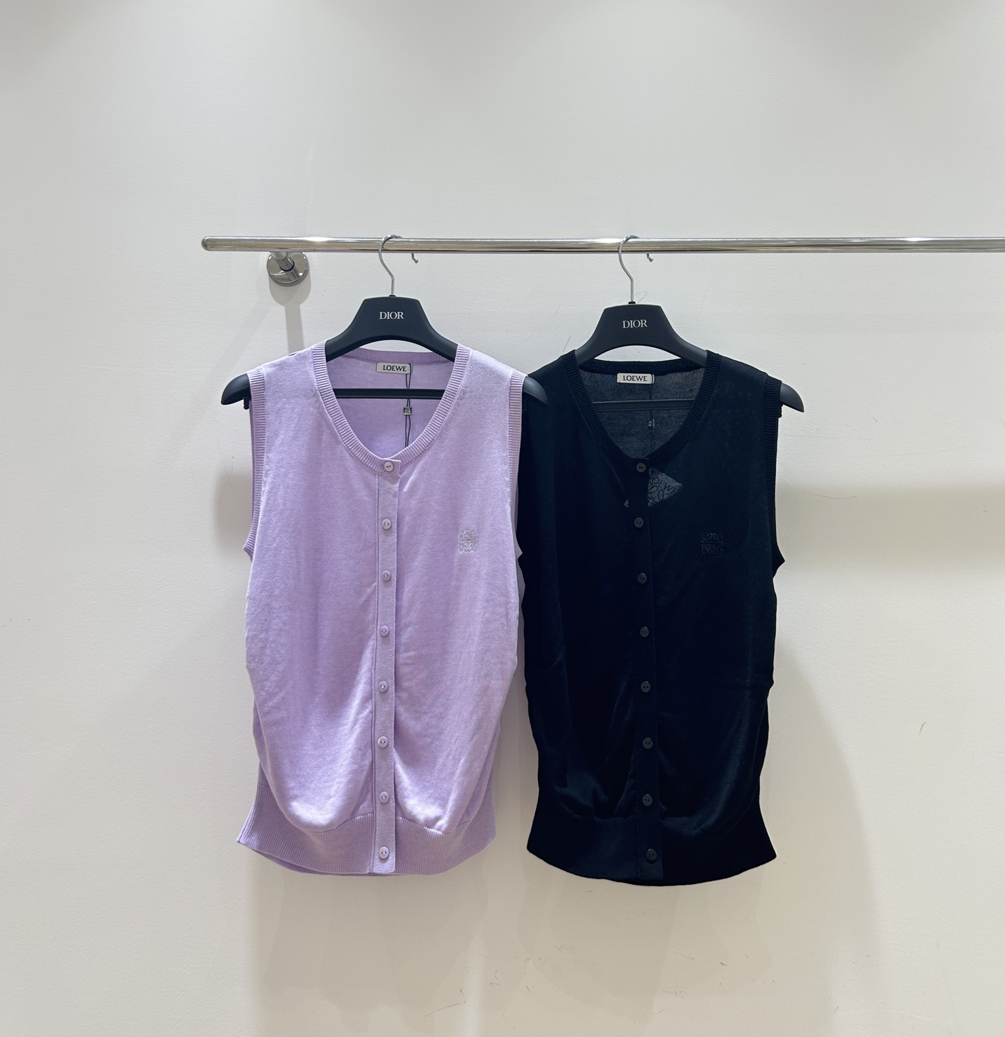 Loewe 
2025 早秋新款 女士背心，超轻真丝材质，无袖圆领设计，优雅系扣上衣，简约而不失高级感 