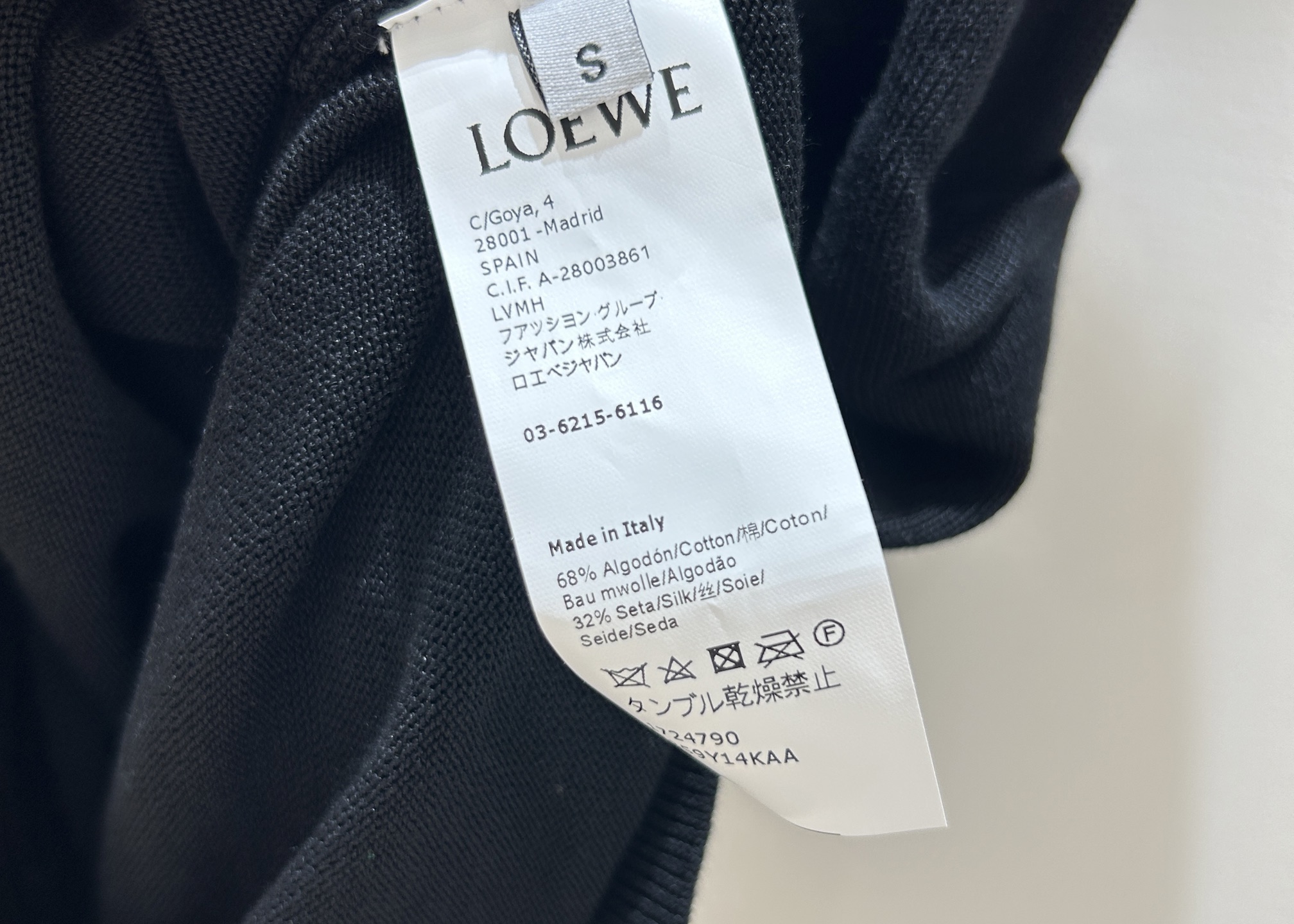 Loewe 
2025 早秋新款 女士翻领短袖，超轻真丝材质，短袖翻领设计，优雅系扣上衣，简约而不失高级