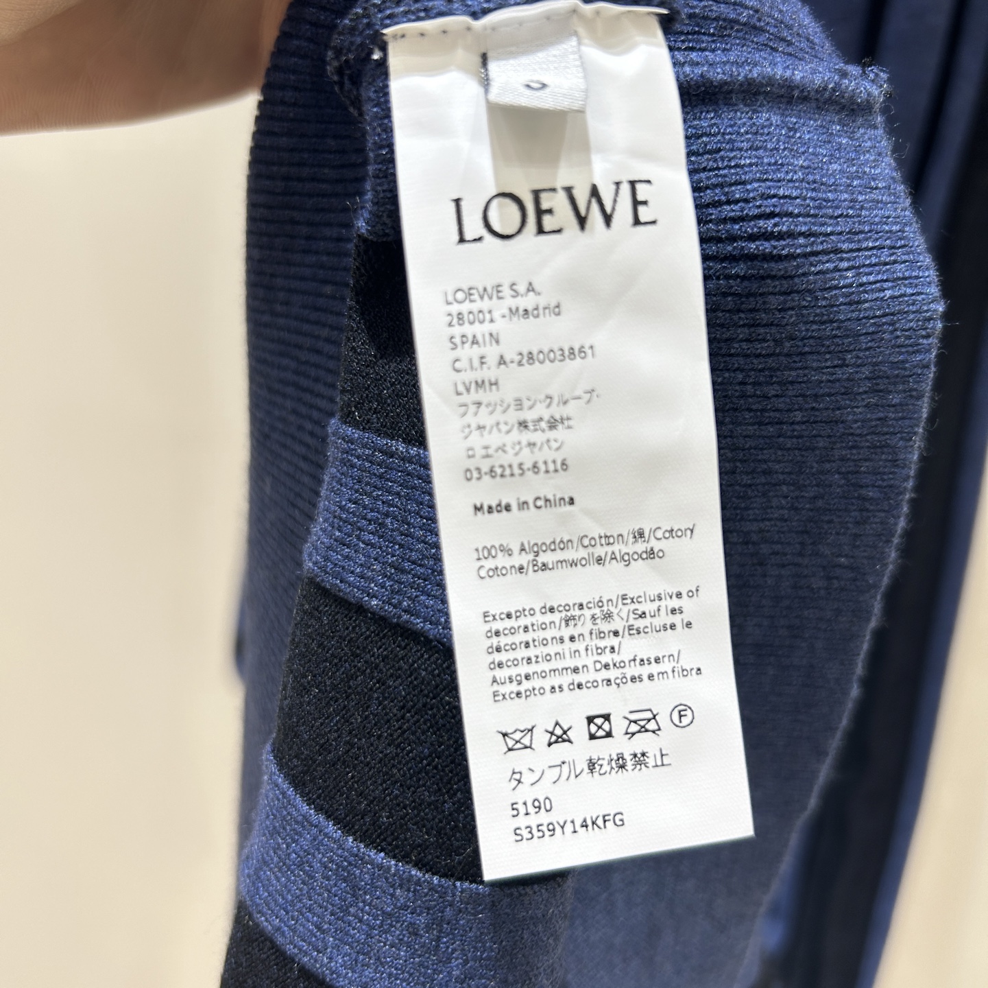Loewe 
2025 早秋新款 无袖中长裙显腰身，轻质弹力宽罗纹针织，简约时尚，尽显优雅身姿 
码数：