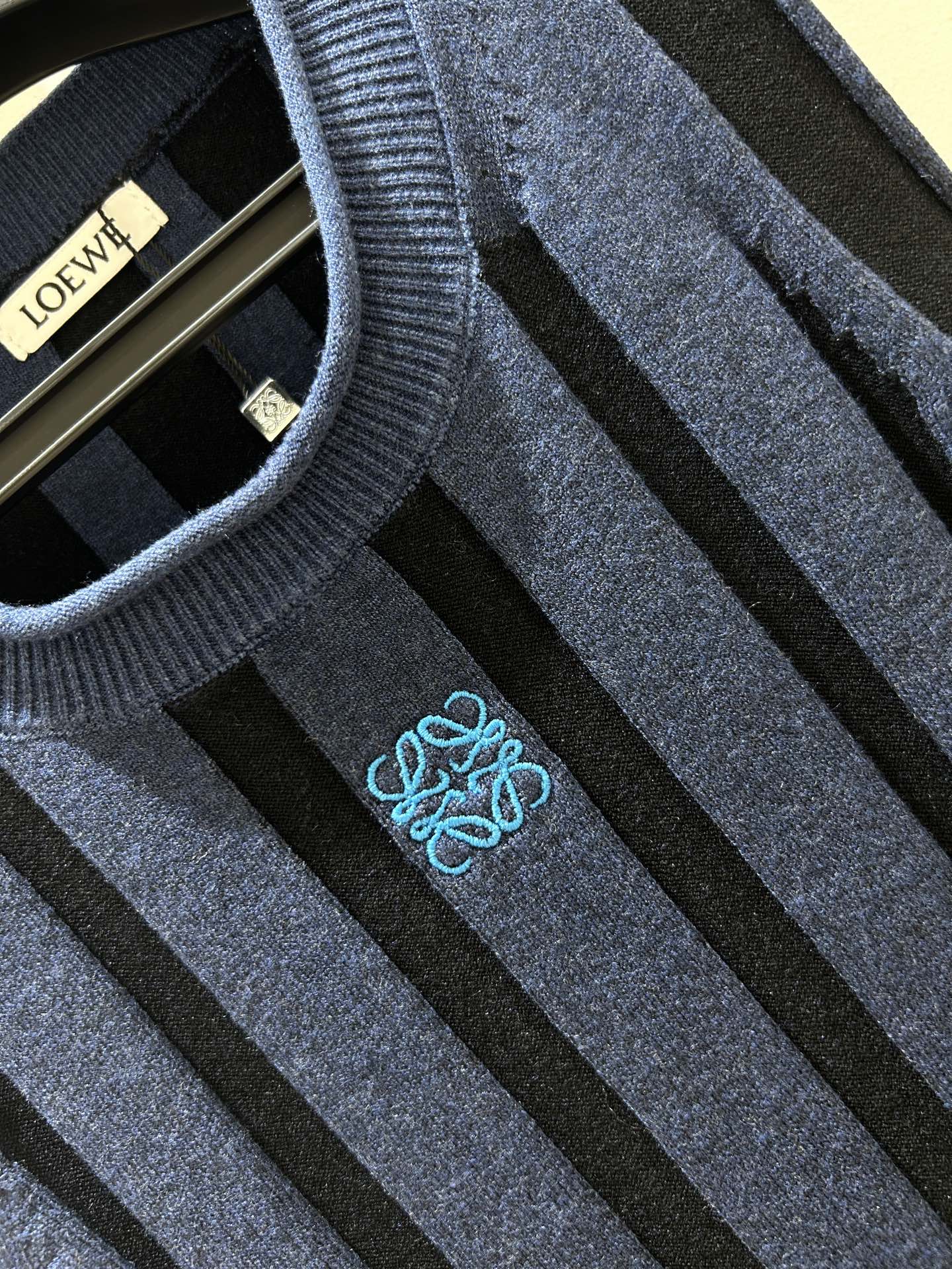 Loewe 
2025 早秋新款 无袖中长裙显腰身，轻质弹力宽罗纹针织，简约时尚，尽显优雅身姿 
码数：