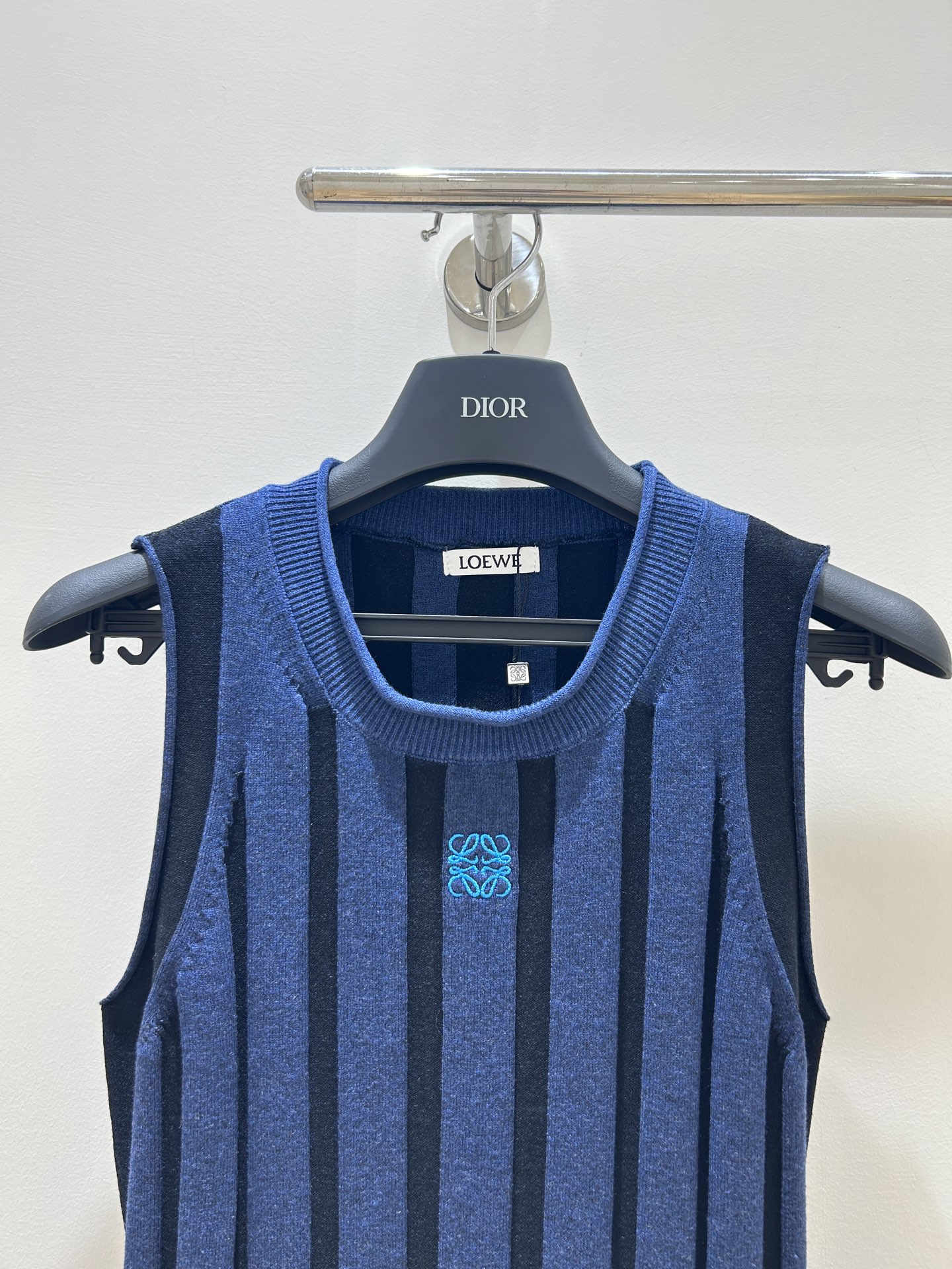 Loewe 
2025 早秋新款 无袖中长裙显腰身，轻质弹力宽罗纹针织，简约时尚，尽显优雅身姿 
码数：
