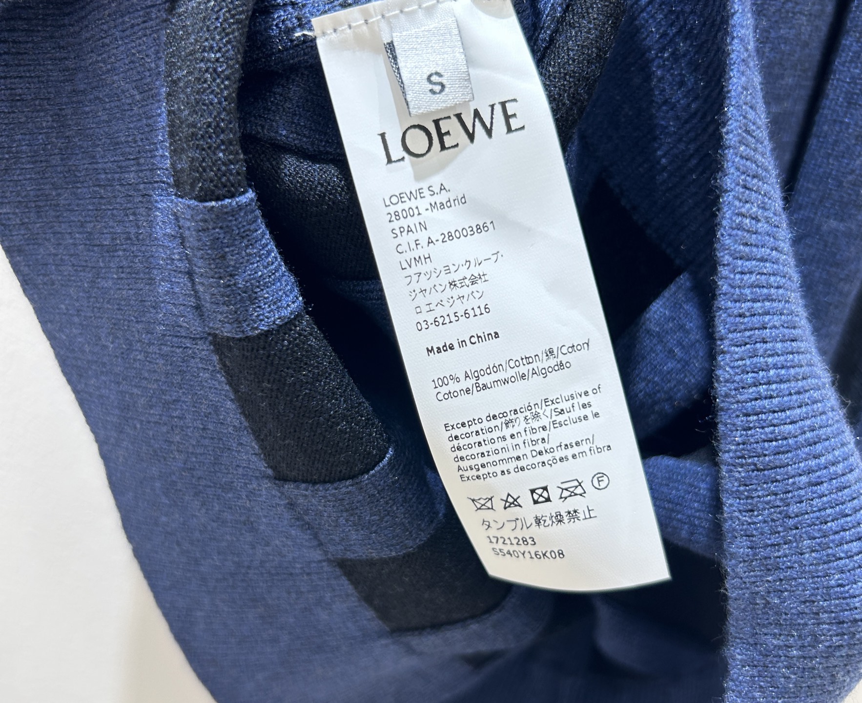 Loewe 
2025 早秋新款 竖条纹无袖背心，宽罗纹设计，精致刺绣字母点缀，时尚又百搭，尽显优雅气质