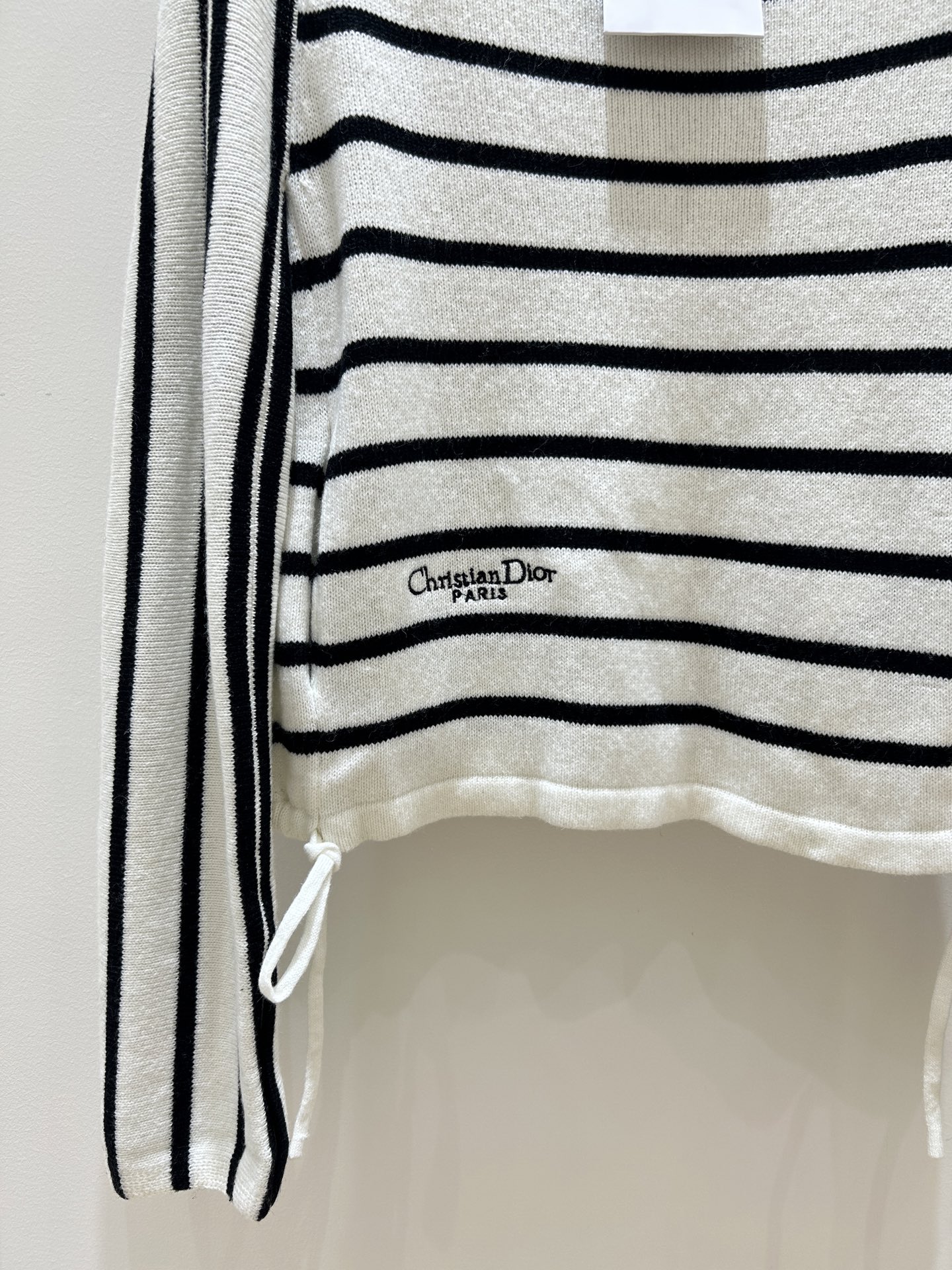 Dior 
2025 早秋新款 一字肩针织衫，经典黑白条纹，字母刺绣精致，羊毛材质柔软舒适，时尚必备款！