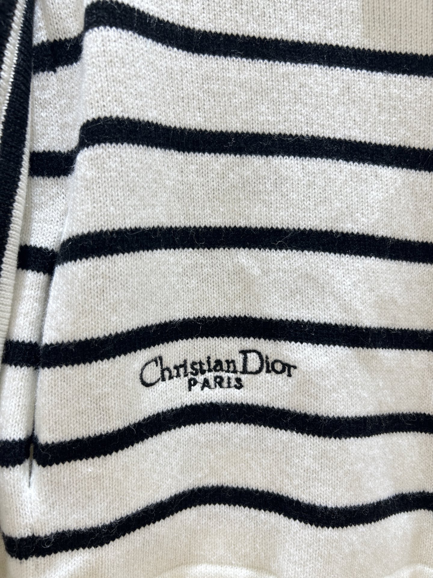 Dior 
2025 早秋新款 一字肩针织衫，经典黑白条纹，字母刺绣精致，羊毛材质柔软舒适，时尚必备款！
