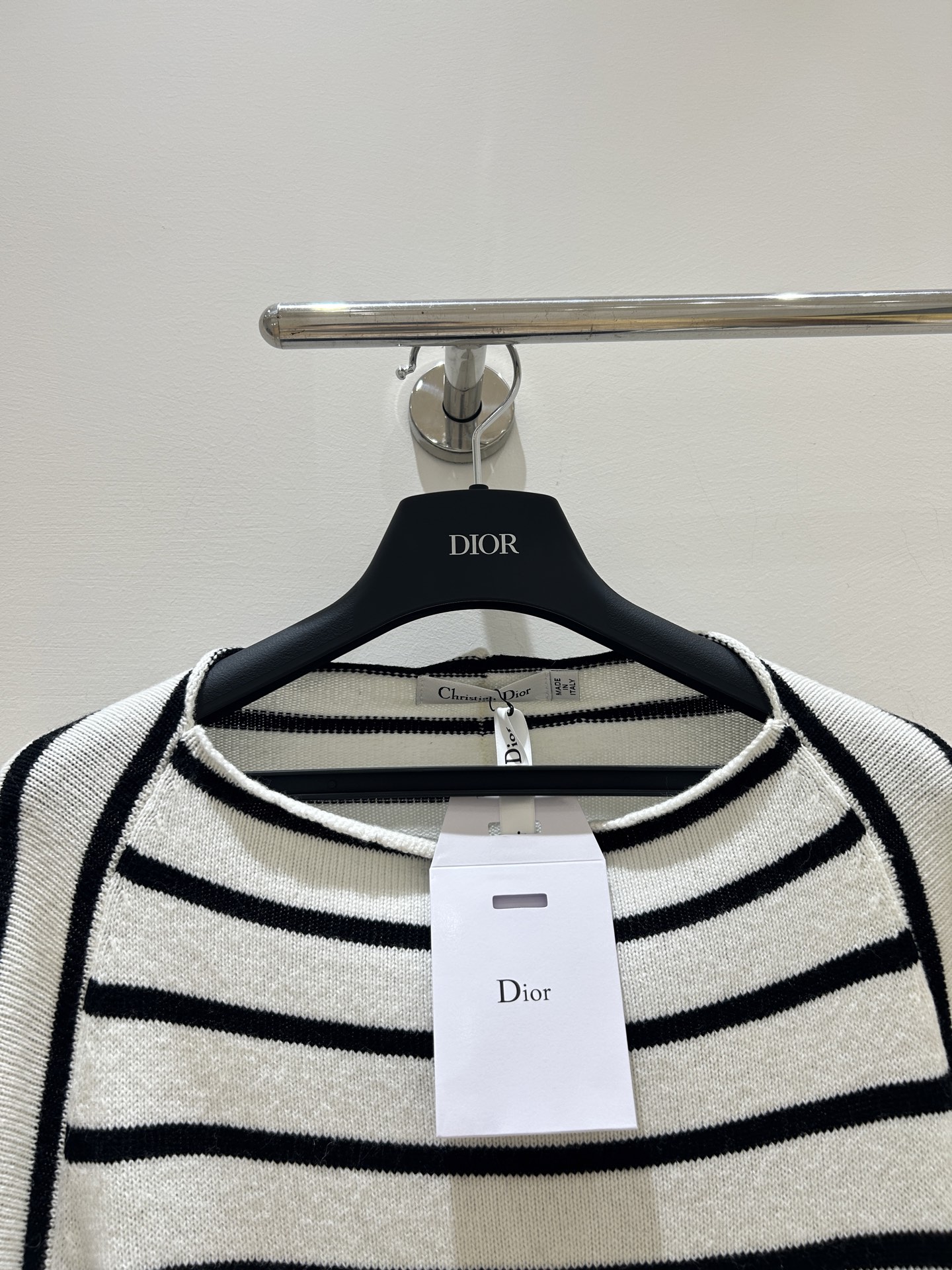 Dior 
2025 早秋新款 一字肩针织衫，经典黑白条纹，字母刺绣精致，羊毛材质柔软舒适，时尚必备款！