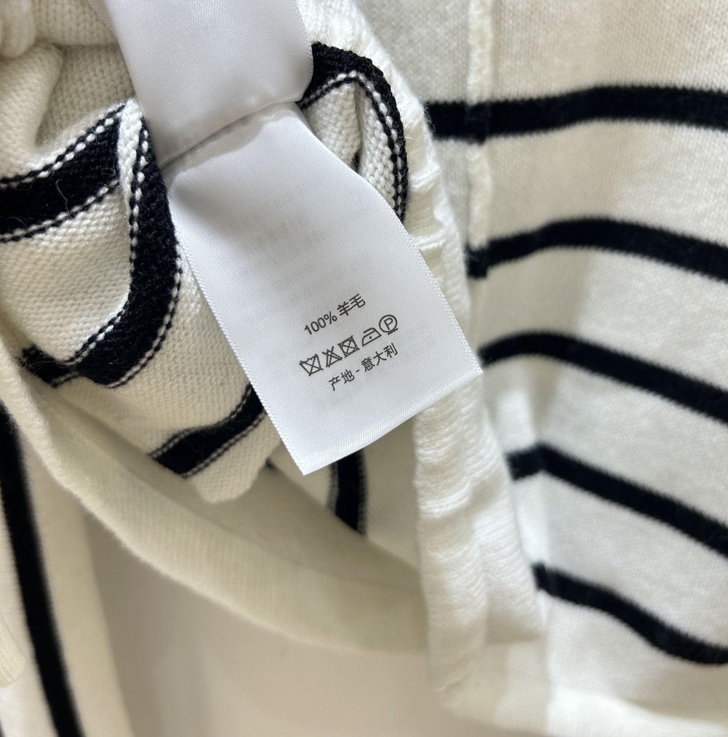 Dior 
2025 早秋新款 一字肩针织衫，经典黑白条纹，字母刺绣精致，羊毛材质柔软舒适，时尚必备款！