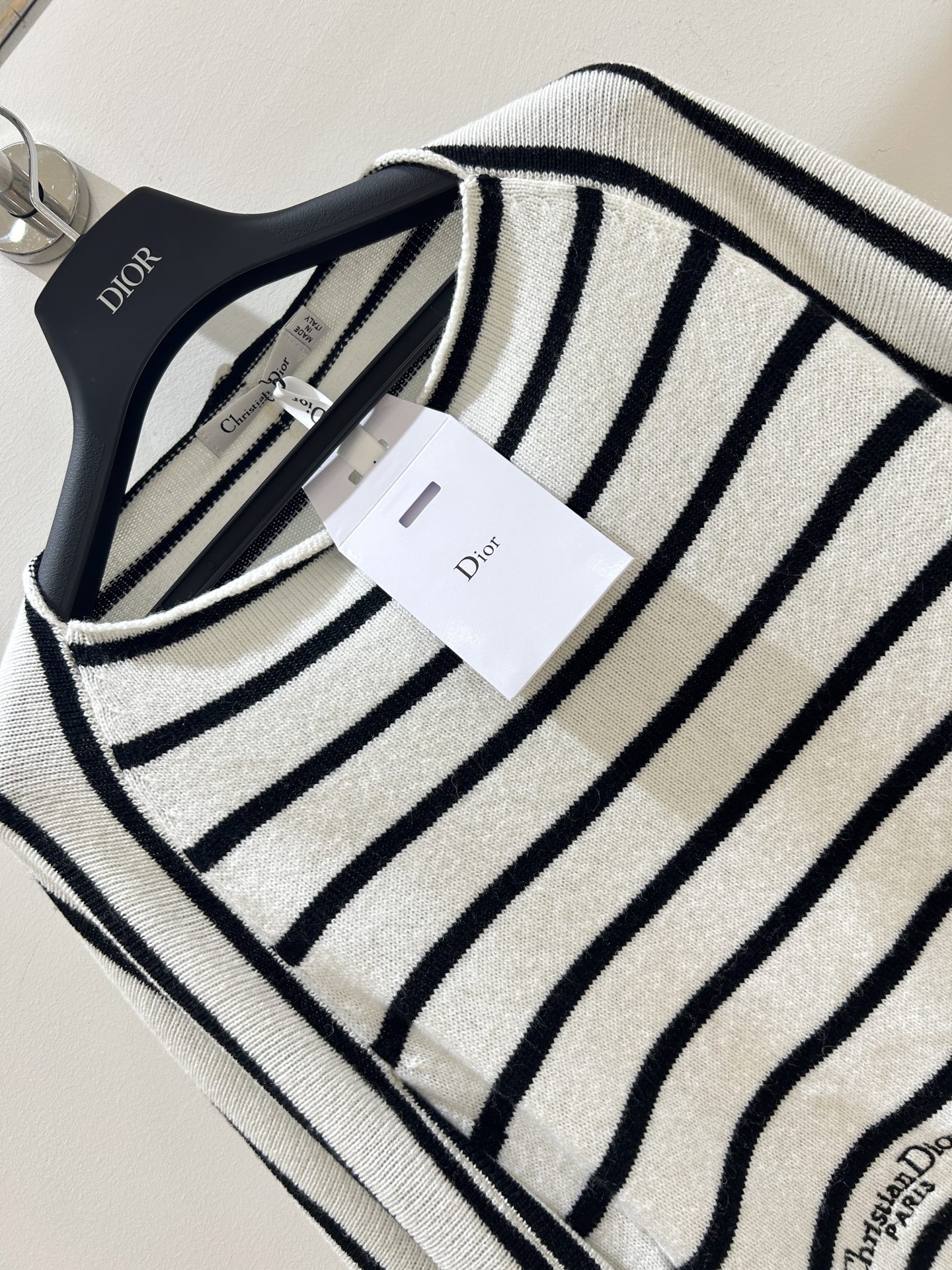 Dior 
2025 早秋新款 一字肩针织衫，经典黑白条纹，字母刺绣精致，羊毛材质柔软舒适，时尚必备款！