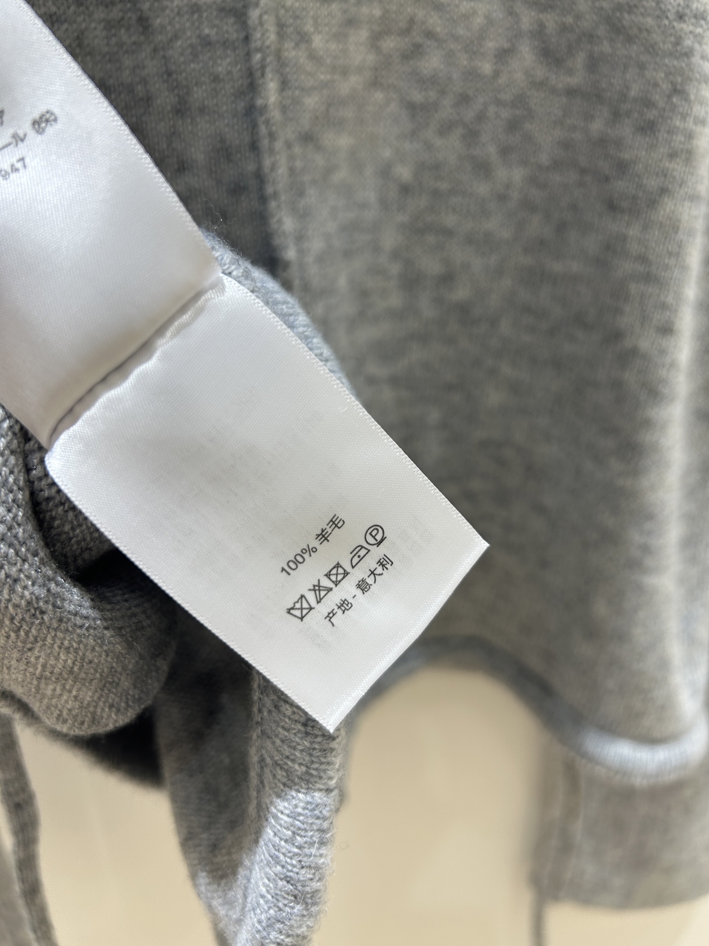 Dior 
2025 早秋新款 字母刺绣连帽拉链开衫，简约而不失奢华。精致刺绣，彰显品牌魅力，拉链设计，