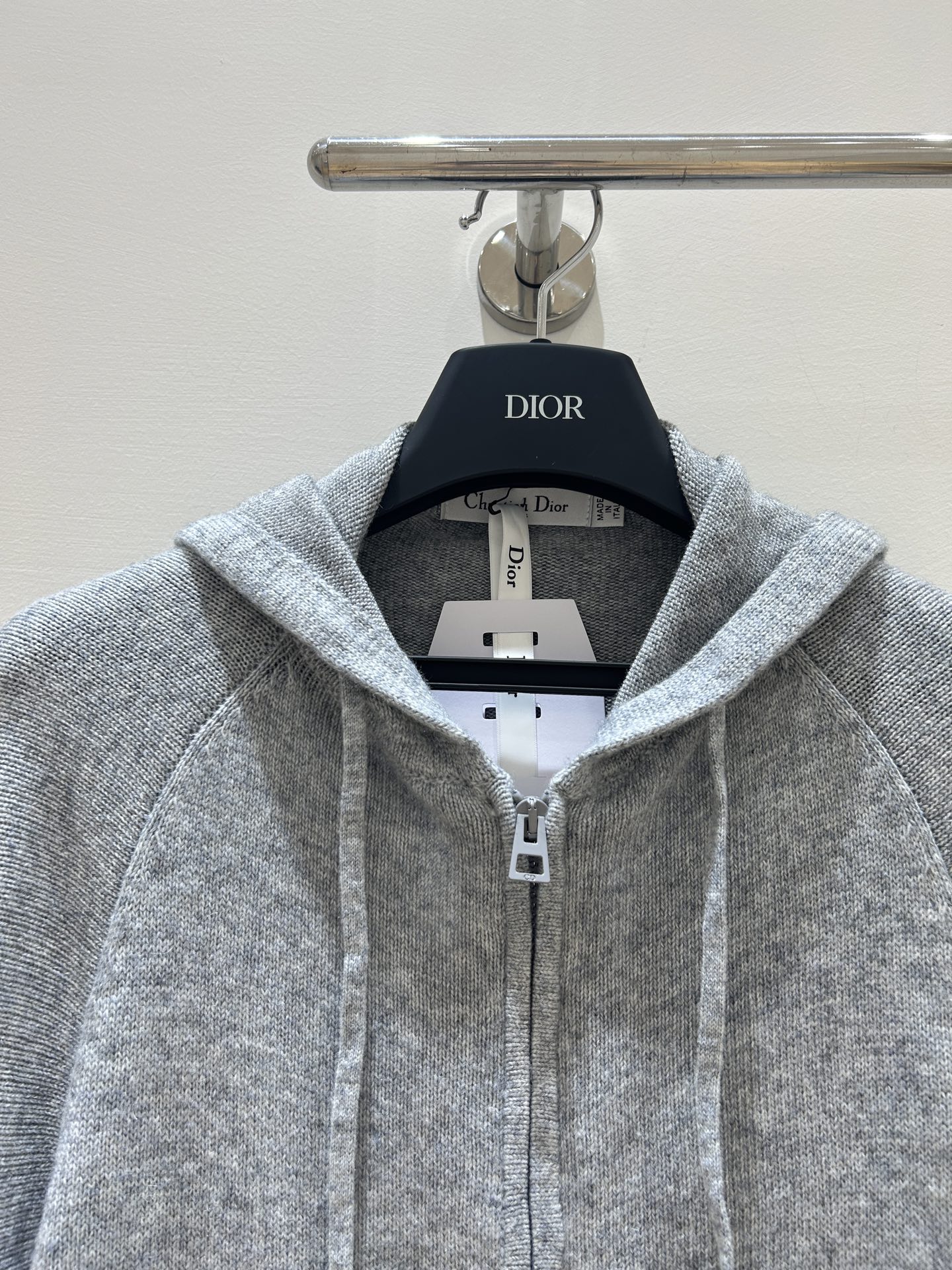 Dior 
2025 早秋新款 字母刺绣连帽拉链开衫，简约而不失奢华。精致刺绣，彰显品牌魅力，拉链设计，