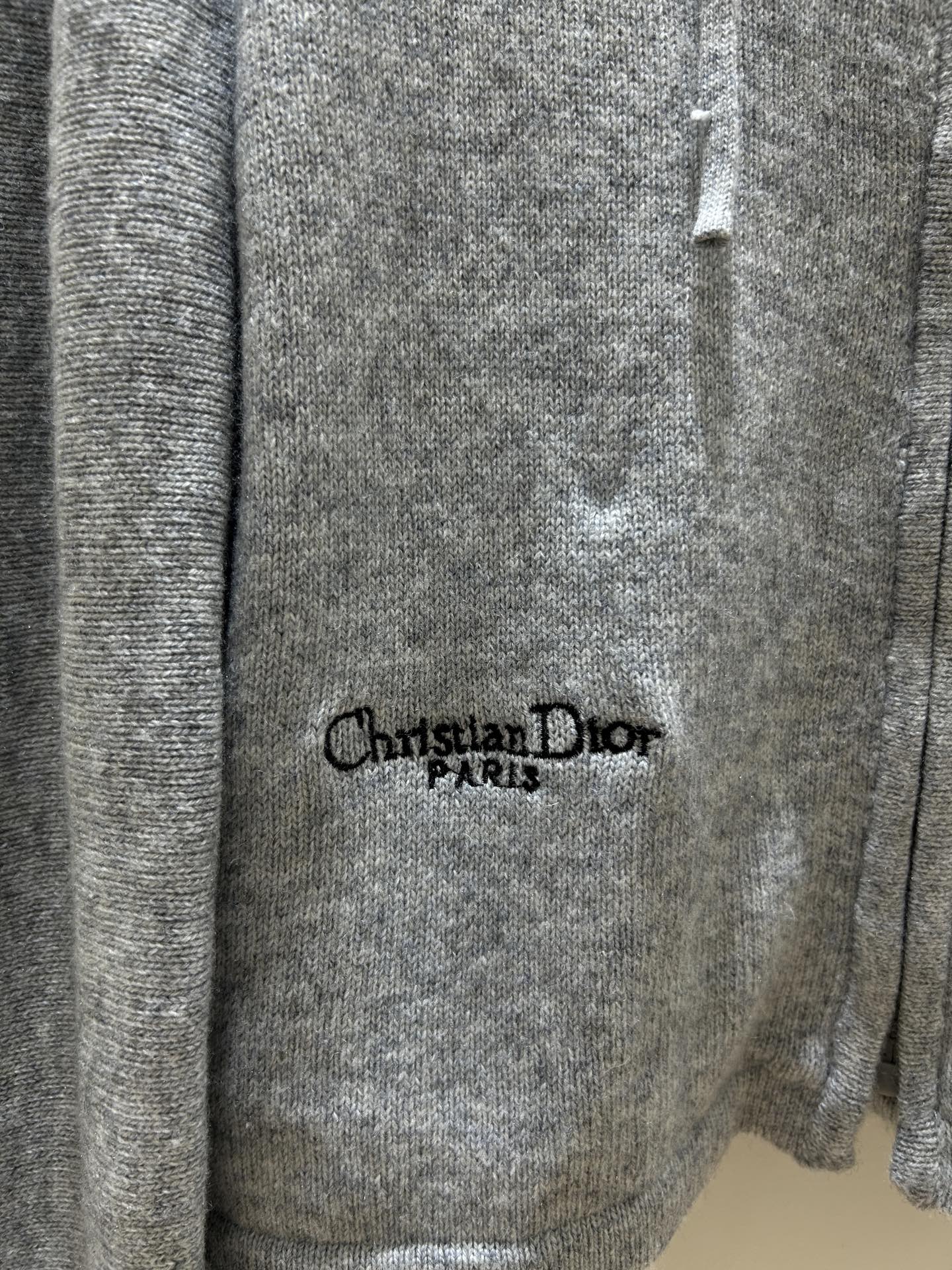 Dior 
2025 早秋新款 字母刺绣连帽拉链开衫，简约而不失奢华。精致刺绣，彰显品牌魅力，拉链设计，