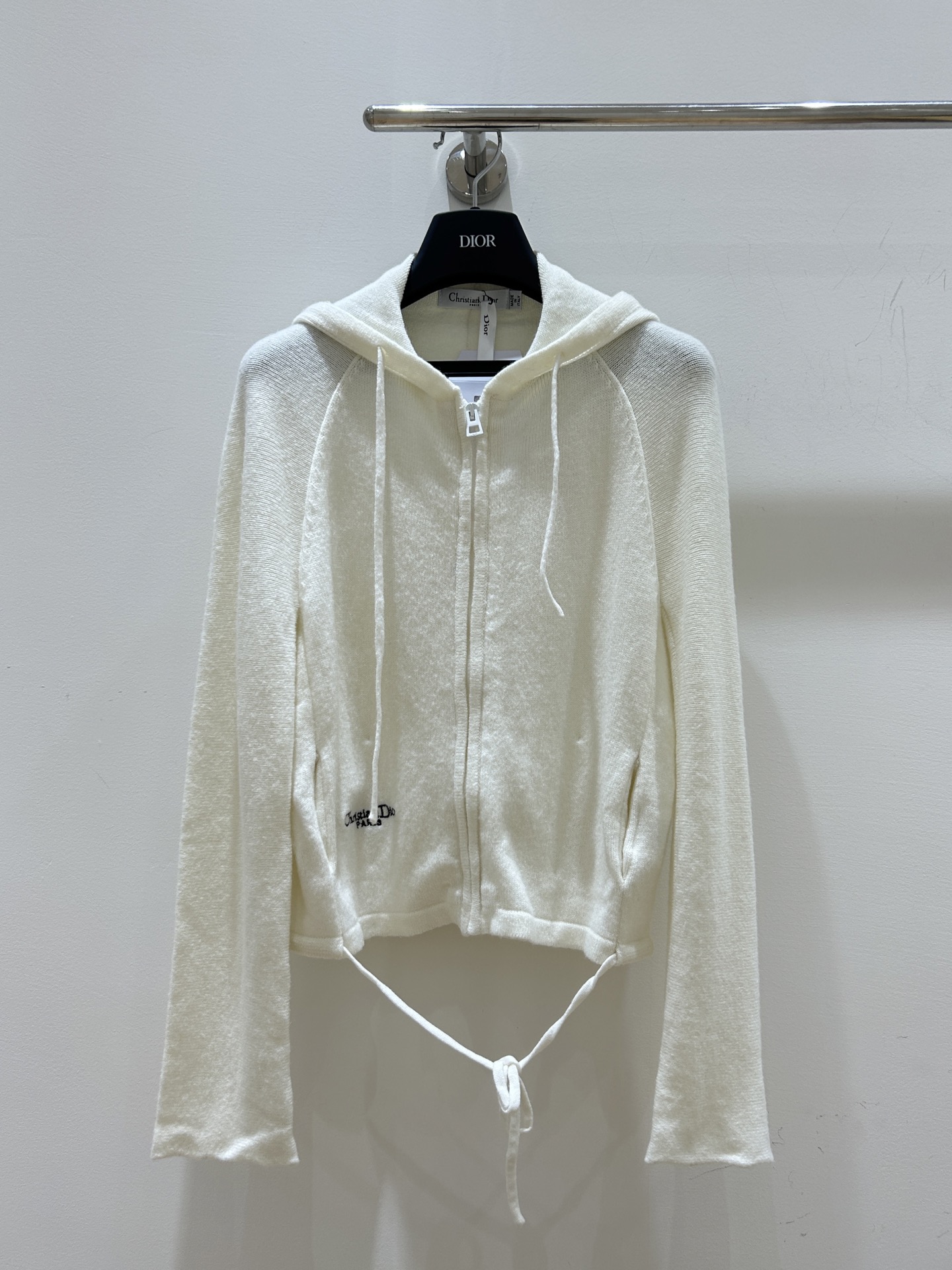 NO:739586,New arrivals!  Dior letter embroidered hooded zipper cardigan, simple yet luxurious. Exquisite embroidery highlights the brand's charm. The zipper design makes it easy to put on and take off. A fashionable must-have, come and buy it now!  ,,dior,dior,hats,19860909新品驾到！Dior迪奥字母刺绣连帽拉链开衫,简约而不失奢华.精致刺绣,彰显品牌魅力,拉链设计,穿脱便捷.时尚必备,速来抢购！,,dior,dior,hats,,Women's clothing