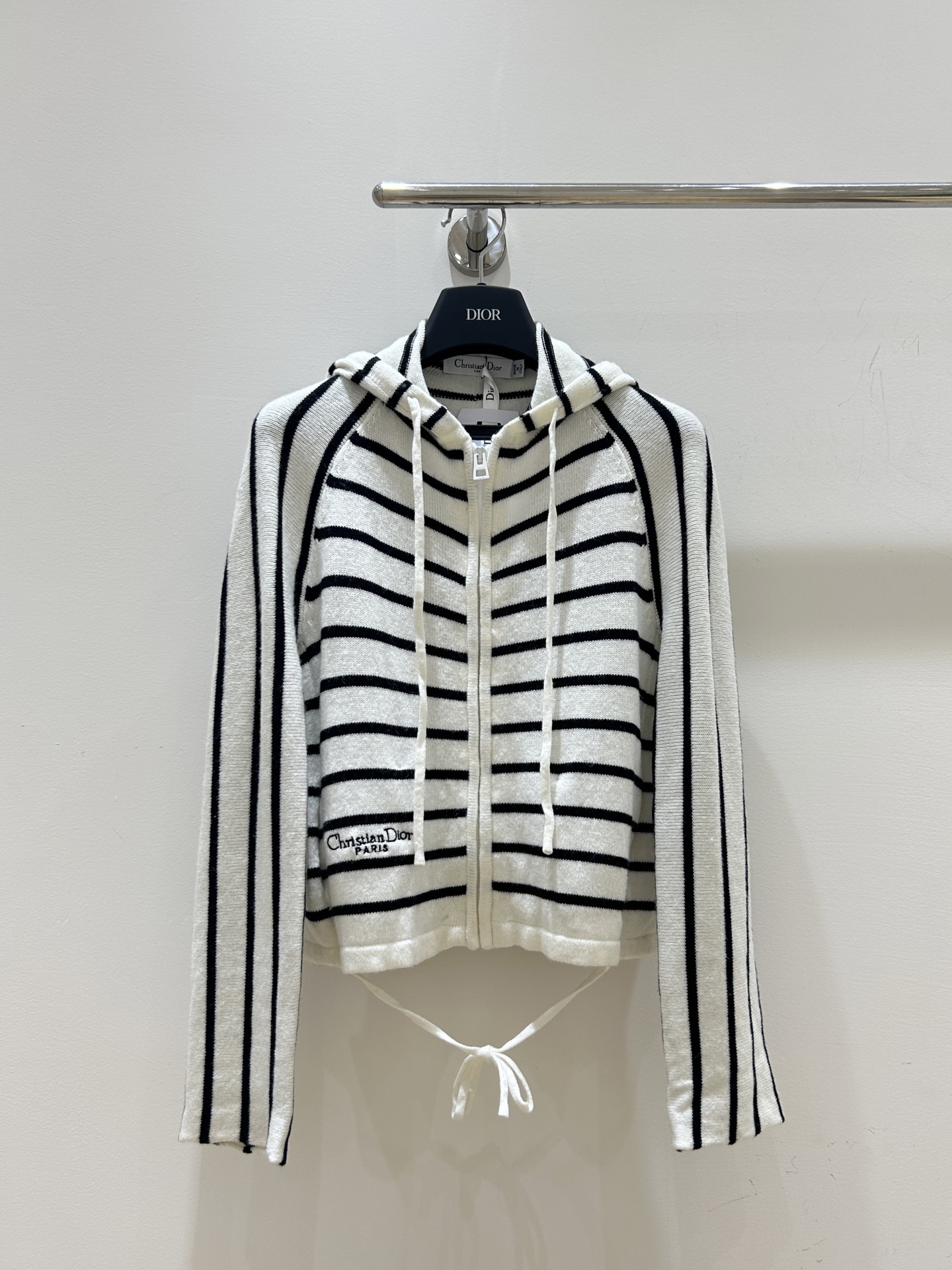 NO:739569,New arrivals!  Dior letter embroidered striped hooded zipper cardigan, simple yet luxurious. Exquisite embroidery highlights the brand's charm. Zipper design makes it easy to put on and take off. A fashionable must-have, come and buy it now!  ,,dior,dior,hats,19860909新品驾到！Dior迪奥字母刺绣条纹连帽拉链开衫,简约而不失奢华.精致刺绣,彰显品牌魅力,拉链设计,穿脱便捷.时尚必备,速来抢购！,,dior,dior,hats,,Women's clothing