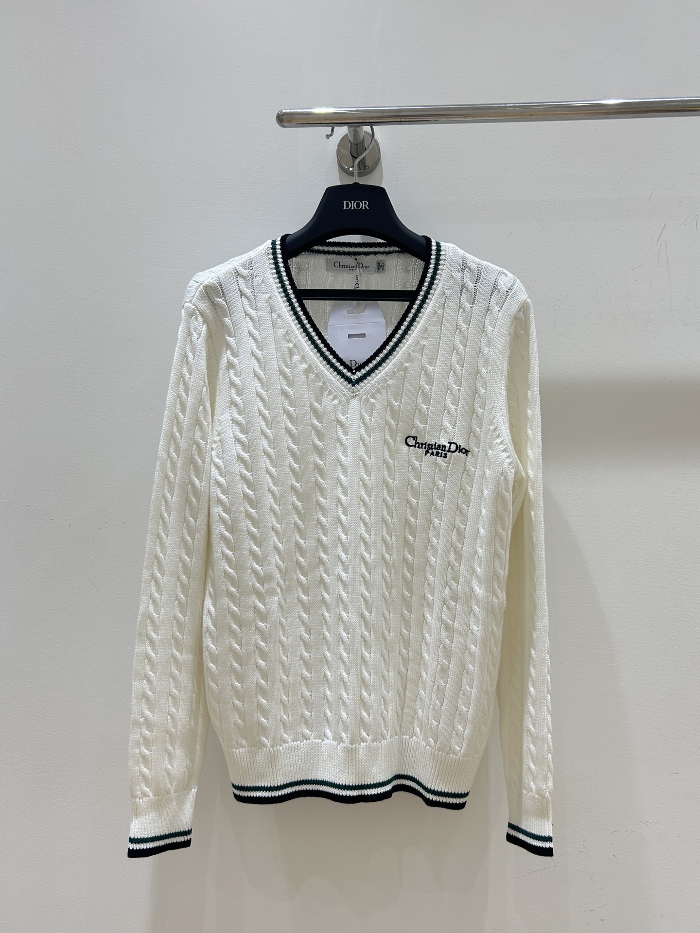 NO:437576,21012 'New autumn and winter styles in stock! Dior Dior letter embroidery, college style melody cotton sweater, V-neck slim fit and slim, pullover sweater, fashionable and warm.',,dior,dior,sweaters,alexander wang1986090921012'秋冬新款现货！迪奥Dior字母刺绣,学院风麻花棉针织衫,V领修身显瘦,套头毛衣,时尚又保暖.',,dior,dior,sweaters,alexander wang,Women's clothing