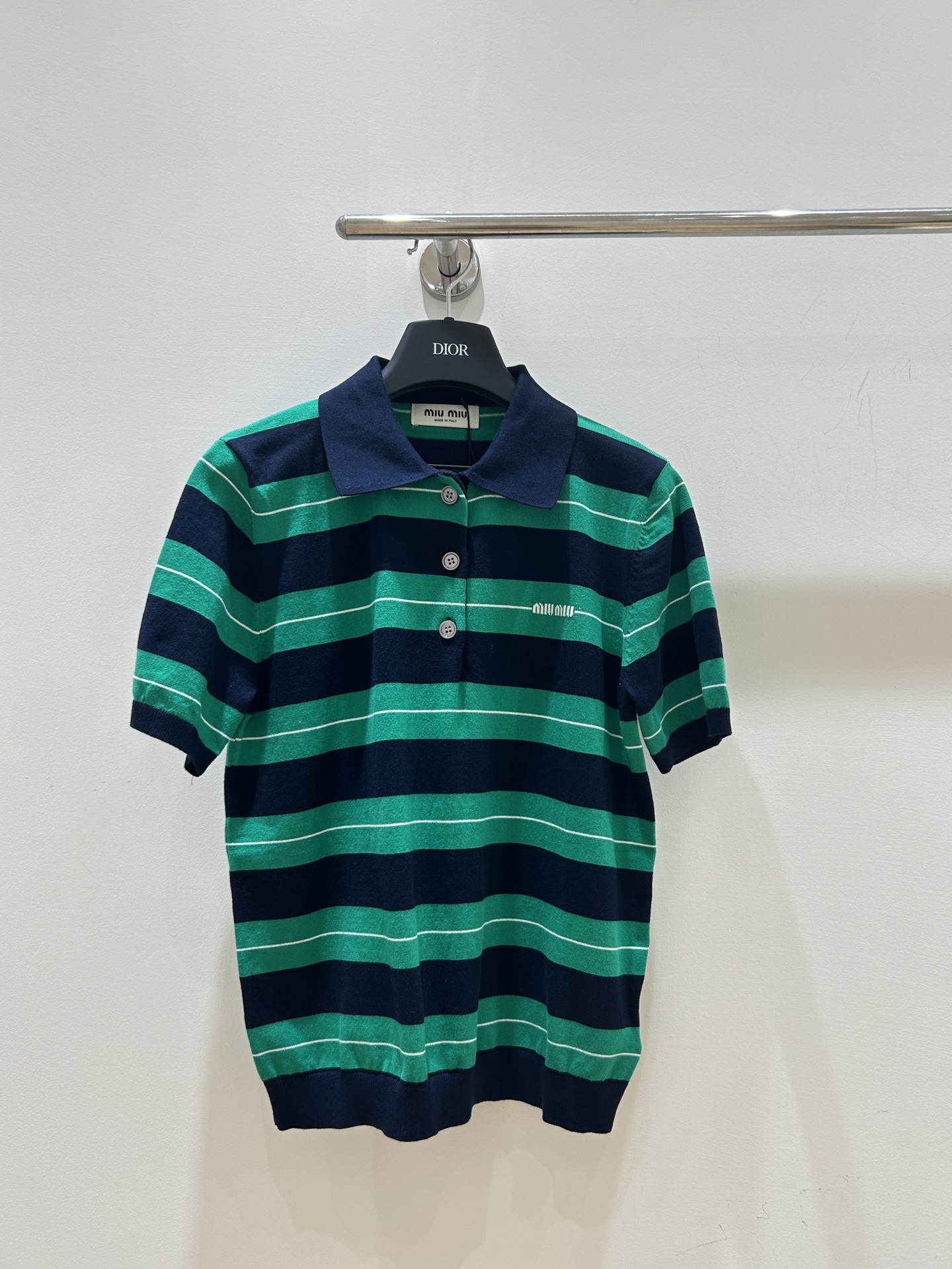 NO:439252,New product recommendation MIUMIU black and green inter-color striped Polo short sleeves, simple lapel design, letter logo embellishment, fashionable knitted short sleeves, refreshing summer.', miumiu, T-shirt, alexander wang19860909新品推荐MIUMIU黑绿间色条纹Polo短袖,简约翻领设计,字母徽标点缀,时尚针织短袖,清爽一夏.',,miumiu,T-shirt,alexander wang,Women's clothing