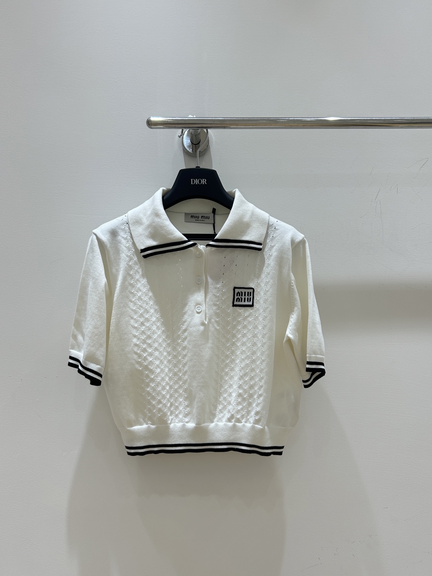 NO:445037,'The new summer 25 is coming! MIUMIU letter logo embellishment, French school style Polo collar, striped knitted short sleeves, fresh online.', miumiu, T-shirt, alexander wang19860909'25夏季新款来袭！MIUMIU字母徽标点缀,法式学院风Polo领,条纹针织短袖,清新上线.',,miumiu,T-shirt,alexander wang,Women's clothing