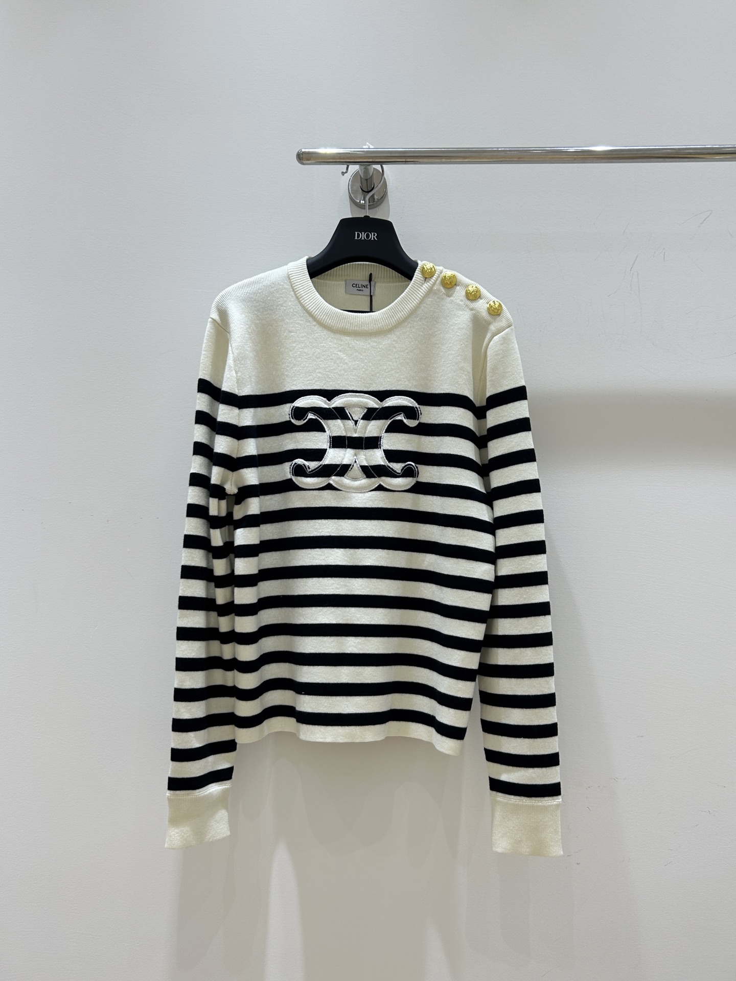 NO:445032,New styles in stock!  Celine women's clothing, color-blocked striped shoulder button design, long-sleeved wool round-neck sweater, simple and fashionable, warm and upgraded.', celine,alexander wang19860909新款现货！Celine女装,拼色条纹肩扣设计,长袖羊毛圆领针织衫,简约时尚,温暖升级.',,celine,alexander wang,Women's clothing
