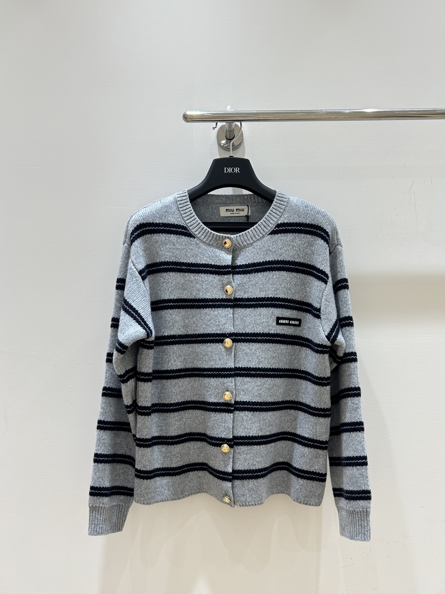 NO:560826,'The new autumn and winter models recommend MIUMIU letter logo patch, with classic stripes and classic retro, round neck long-sleeved knitted cardigan jacket, simple and fashionable, warm and versatile.',,miumiu,jackets & coats,alexander wang19860909'秋冬新款推荐MIUMIU字母徽标贴布,搭配经典条纹经典复古,圆领长袖针织开衫外套,简约时尚,保暖又百搭.',,miumiu,jackets & coats,alexander wang,Women's clothing