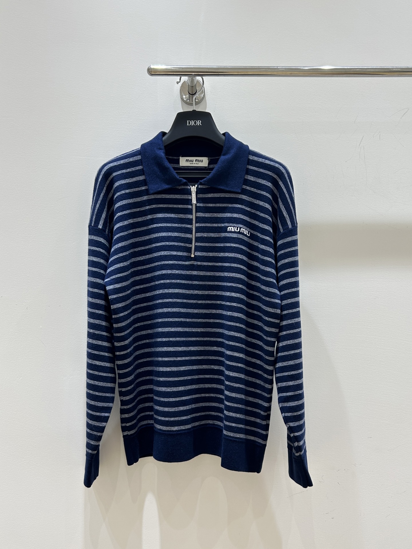 NO:449635,New autumn and winter models in stock!  MIUMIU half-open chest zipper striped Polo collar knitted long-sleeved sweatshirt, fashionable and simple, striped design, warm and versatile, quick grab!  ',miumiu,hoodie,sweatshirts,alexander wang19860909秋冬新款现货！MIUMIU半开胸拉链条纹Polo领针织长袖卫衣,时尚简约,条纹设计,保暖又百搭,速抢！',,miumiu,hoodie,sweatshirts,alexander wang,Women's clothing