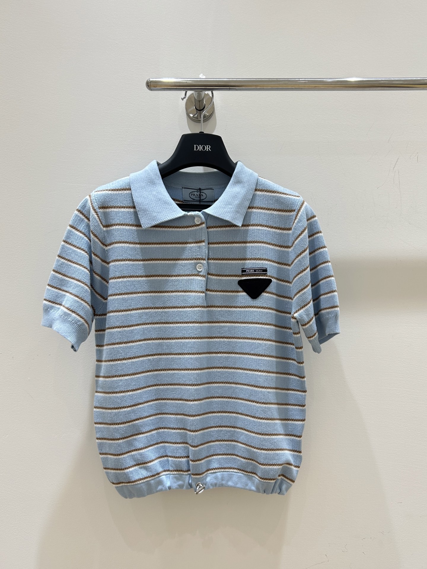 NO:449629,【25 Summer New Style】The simple and clear Prada Polo short-sleeved short-sleeved sleeves are decorated with classic letter logo and triangle labels. The short design is matched with striped elements, which is fashionable and versatile., prada, T-shirt, alexander wang19860909【25夏季新款】简洁明了的普拉达Polo短袖,短袖上饰有经典字母logo与三角标贴饰,短款设计搭配条纹元素,时尚又百搭.,,prada,T-shirt,alexander wang,Women's clothing