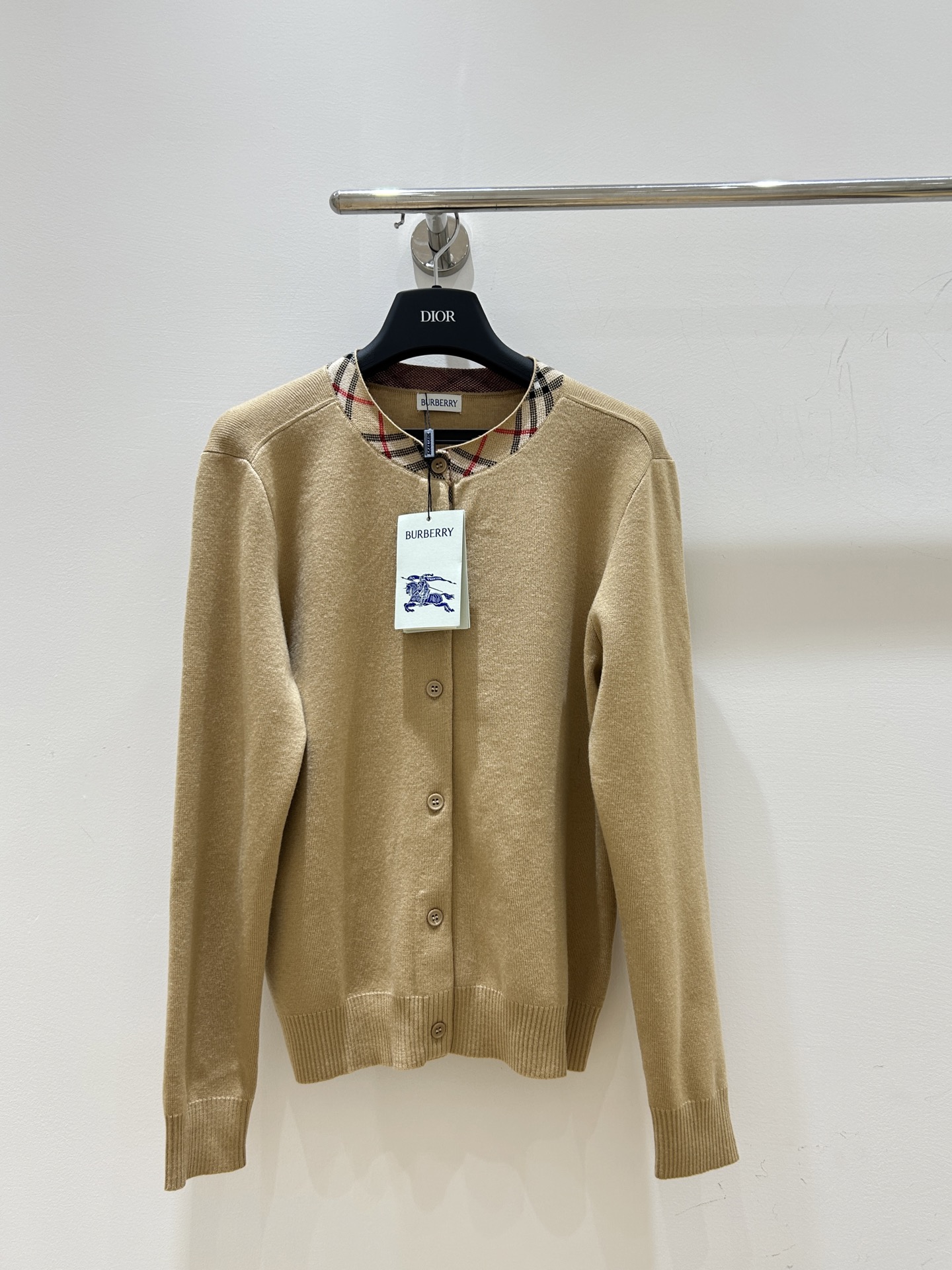 NO:449623,[New Spot] Burberry Women's Wool Color-Block Round Neck Knit Cardigan, Elegant Color-Block Design, Warm Wool Material, Simple Round Neck, Fashionable and versatile, and is now selling hot!  ,burberry,alexander wang19860909【新款现货】巴宝莉女士羊毛拼色圆领针织开衫,优雅拼色设计,温暖羊毛材质,简约圆领,时尚百搭,现正热销中！,,burberry,alexander wang,Women's clothing