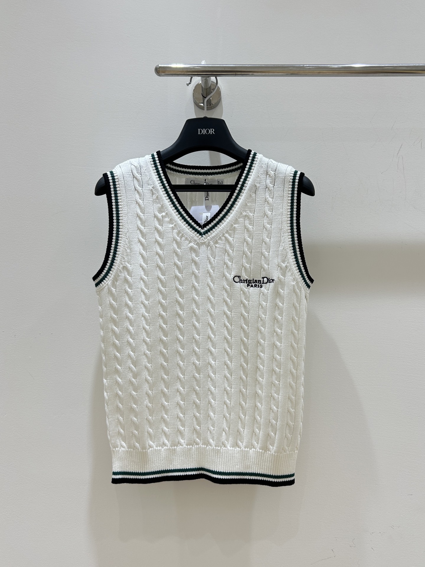 NO:449613,New autumn and winter models in stock!  Dior Dior letter embroidery, college style slim cotton knitted vest, V-neck slim fit, layered and single wear, fashionable and warm.',,dior,dior,alexander wang19860909秋冬新款现货！迪奥Dior字母刺绣,学院风麻花棉针织背心马甲,V领修身显瘦,叠穿单穿 时尚又保暖.',,dior,dior,alexander wang,Women's clothing