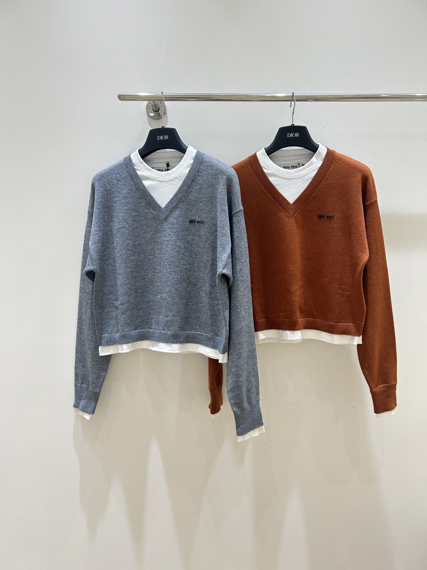 NO:450327,Miumiu's new fake two-piece sweater is simple V-neck design, which easily creates a sense of layering, and the white splicing on the hem adds a playful feeling. Gray is low-key and versatile, caramel color warms and shows temperament, and it looks good when you match it casually. The soft and glutinous fabric is comfortable and skin-friendly, so you don't want to take it off when you wear it!  SML2 color spot shipment, miumiu, alexander wang19860909miumiu新款假两件针织衫 简约V领设计,轻松打造层次感,下摆白色拼接增添俏皮感.灰色低调百搭,焦糖色温暖显气质,随便一搭都好看.软糯面料舒适亲肤,穿上就不想脱下来！SML2色现货发,,miumiu,alexander wang,Women's clothing