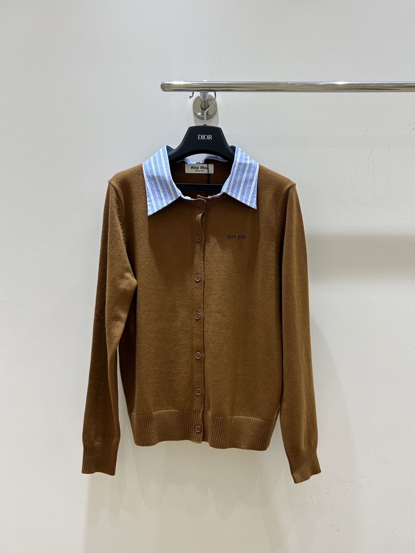 NO:453470,[The trump card of autumn gentleness, Miumiu must-have, soft and glutinous knitted cardigan] The autumn wind blows, gentleness follows~ The most in-depth 'Miumiu leads long-sleeved wool knitted cardigan' of the season is coming, it is simply the gentle responsibility in the closet, miumiu, alexander wang19860909【秋日温柔杀手锏 Miumiu女士必备·软糯针织开衫】秋风起,温柔随行～ 当季最in的“miumiu女士带领长袖羊毛针织开衫”来袭,简直是衣橱里的温柔担当,,miumiu,alexander wang,Women's clothing