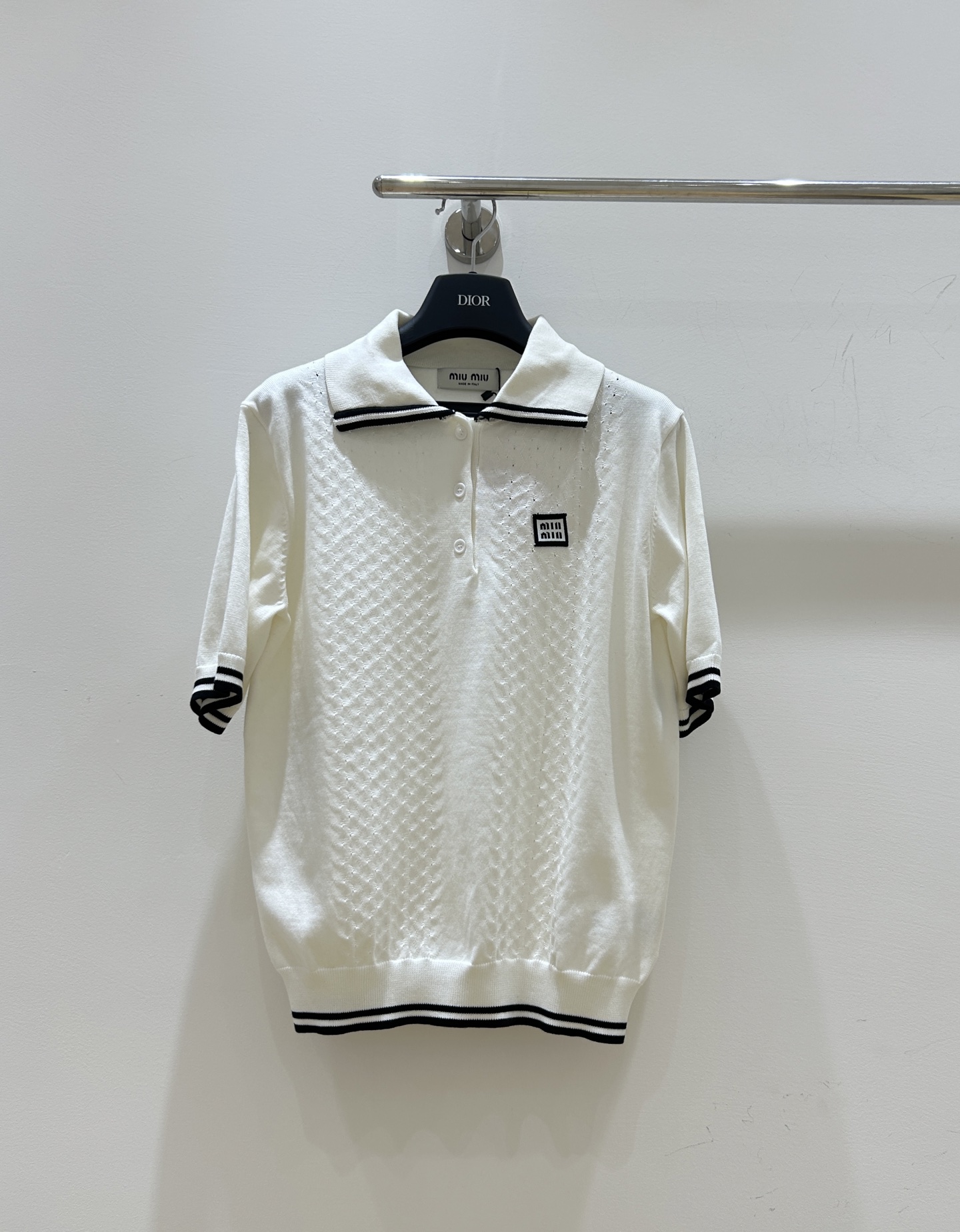 NO:453465,'25 new models are coming! Miumiu women's knitted striped lapel short sleeves, simple and fashionable, the short-sleeved design is cool and breathable, the striped lapels show more elegant temperament, a must-have item in summer!',,miumiu,T-shirt,alexander wang19860909'25新款来袭！miumiu女士针织条纹翻领短袖,简约时尚,短袖设计清凉透气,条纹翻领更显优雅气质,夏日必备单品！',,miumiu,T-shirt,alexander wang,Women's clothing