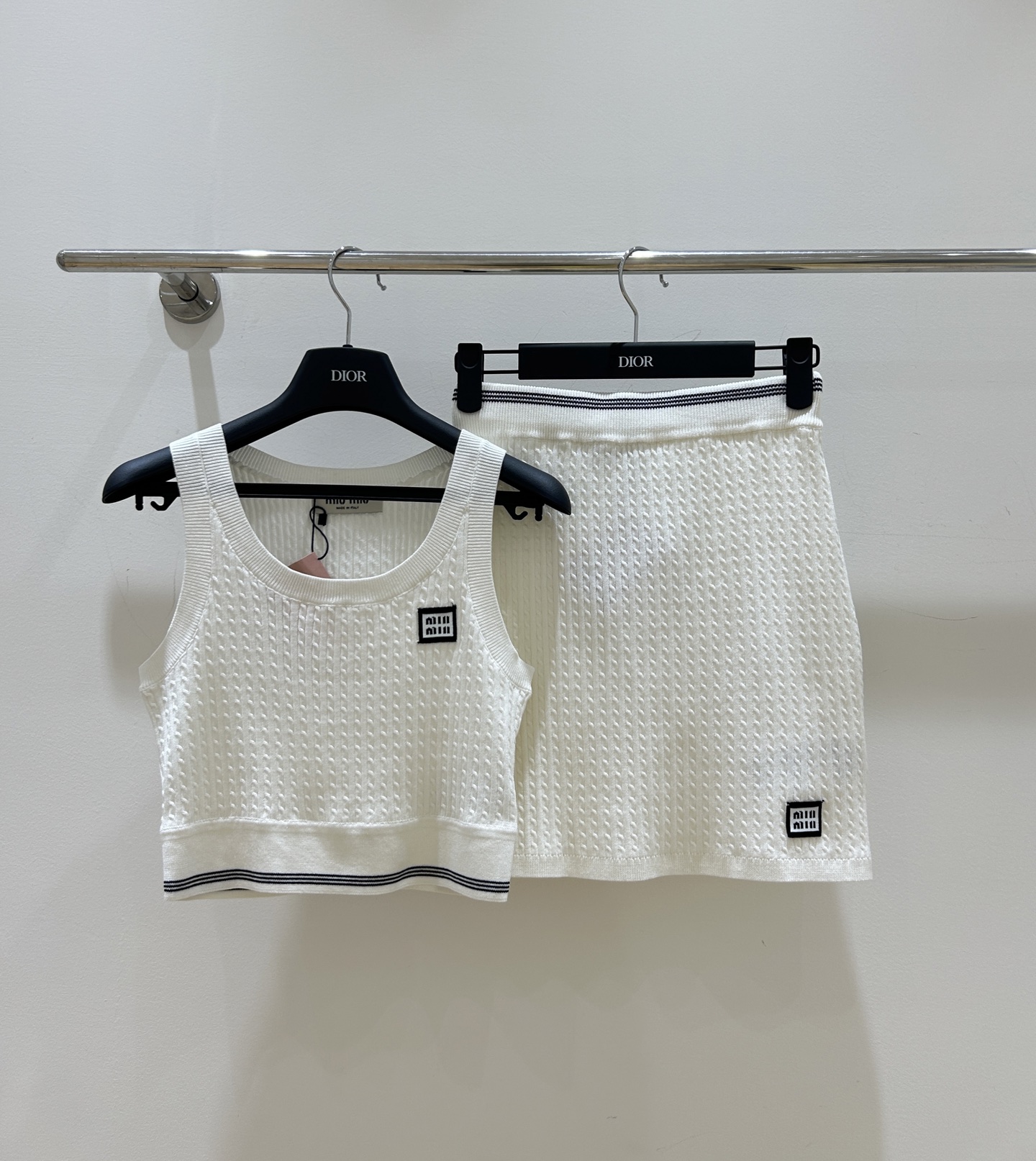 NO:664109,'25 new summer styles are coming! Miumiu embroidered white short striped knitted vest, fresh stripes, exquisite embroidery, short design, showing light and fashionable summer.',,miumiu, 19860909' 25新夏季款来袭！Miumiu刺绣白色短款条纹针织背心,清新条纹,精致刺绣,短款设计,展现夏日轻盈时尚.',,miumiu, ,Women's clothing