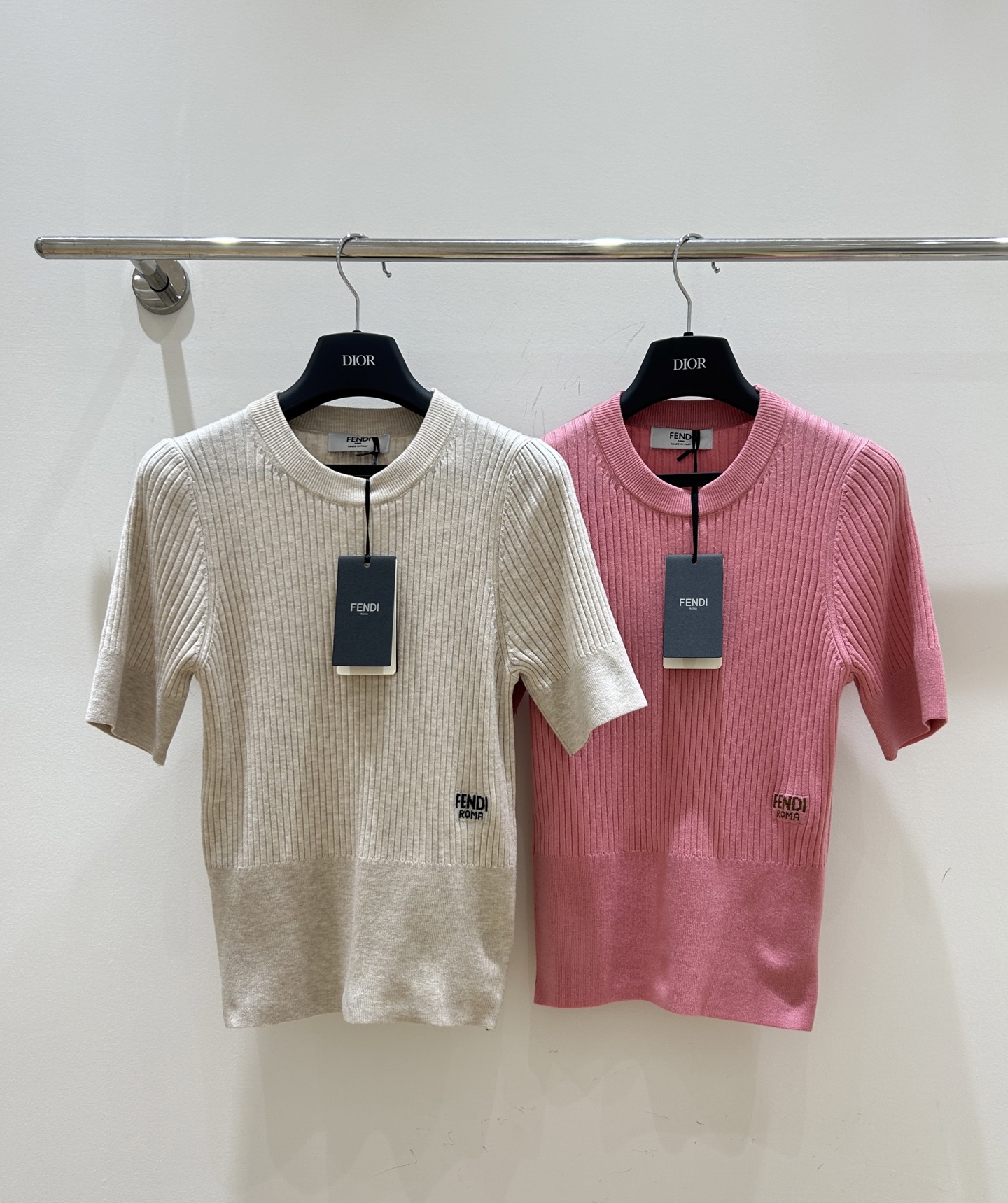 NO:453441,'New autumn 25 new style! Fendi Fendi letters exquisite embroidery, women's slim round neck knitted short sleeves, simple and fashionable, showing elegant posture.', fendi, fendi, T-shirt, alexander wang19860909'25秋季新款！Fendi芬迪字母精致刺绣,女士修身圆领针织短袖,简约时尚,尽显优雅身姿.',,fendi,fendi,T-shirt,alexander wang,Women's clothing