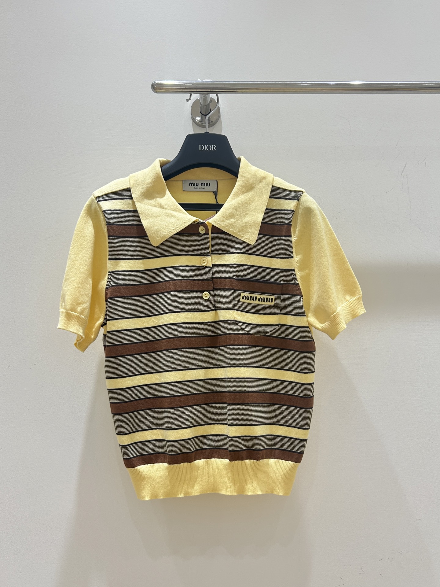 NO:453477,New models are available!  MIUMIU fashionable short-sleeved sweater, letter jacquard contrasting color splicing, lapel design outstanding temperament, instantly reducing age when worn!  ,miumiu,T-shirt,alexander wang19860909新款上新！MIUMIU时髦短袖针织衫,字母提花撞色拼接,翻领设计气质出众,穿上瞬间减龄！,,miumiu,T-shirt,alexander wang,Women's clothing