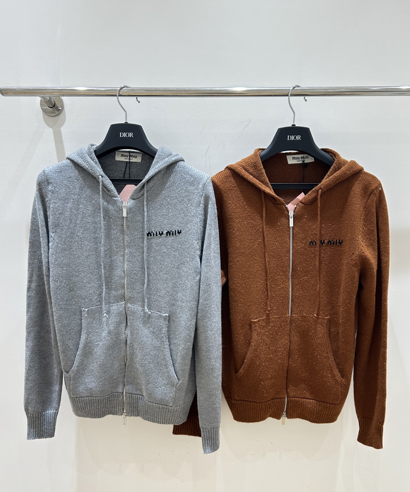 NO:469143,'25 early autumn and winter new products, fashionable choices from miumiu. Letter jacquard, hooded design, lace-up pockets, casual cardigan jacket, simple and stylish, creating a relaxed and fashionable autumn and winter look for you.', miumiu, jackets & coats, hats, alexander wang19860909“25早秋冬新品,来自miumiu的时尚之选.字母提花,连帽设计,系带插兜,休闲开衫外套,简约不失格调,为你打造轻松时髦的秋冬造型.”,,miumiu,jackets & coats,hats,alexander wang,Women's clothing