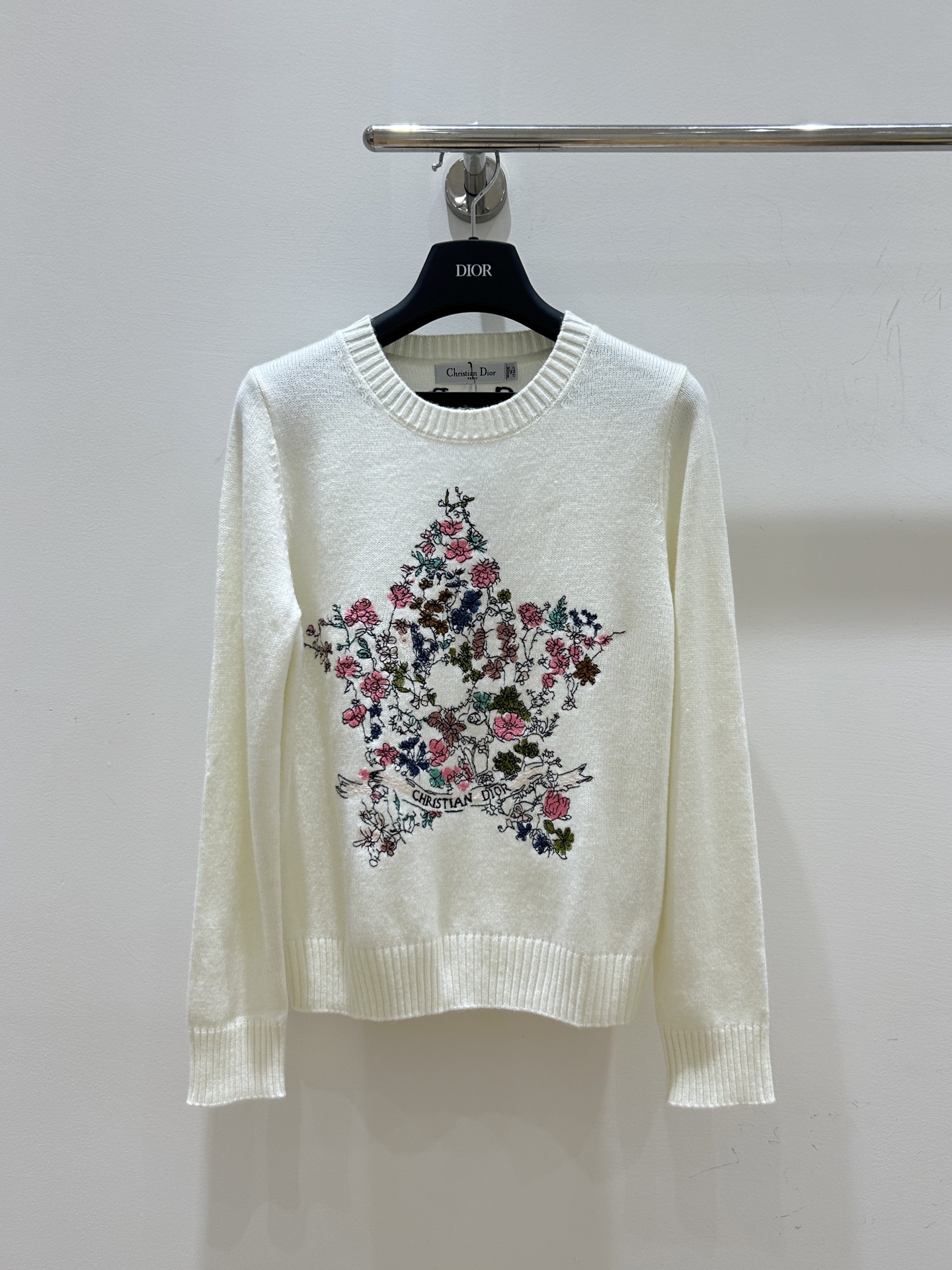 NO:470832,【25 early autumn and winter new products】Dior women's sweater, multi-color floral heavy industry embroidery, long-sleeved cashmere knitted, round-neck pullover design, showing high-end luxury, warm and fashionable.,,dior,dior,sweaters,alexander wang19860909【25早秋冬新品】Dior迪奥女装毛衣,多色花卉重工刺绣,长袖羊绒针织,圆领套头设计,尽显高端奢华,温暖又时尚.,,dior,dior,sweaters,alexander wang,Women's clothing
