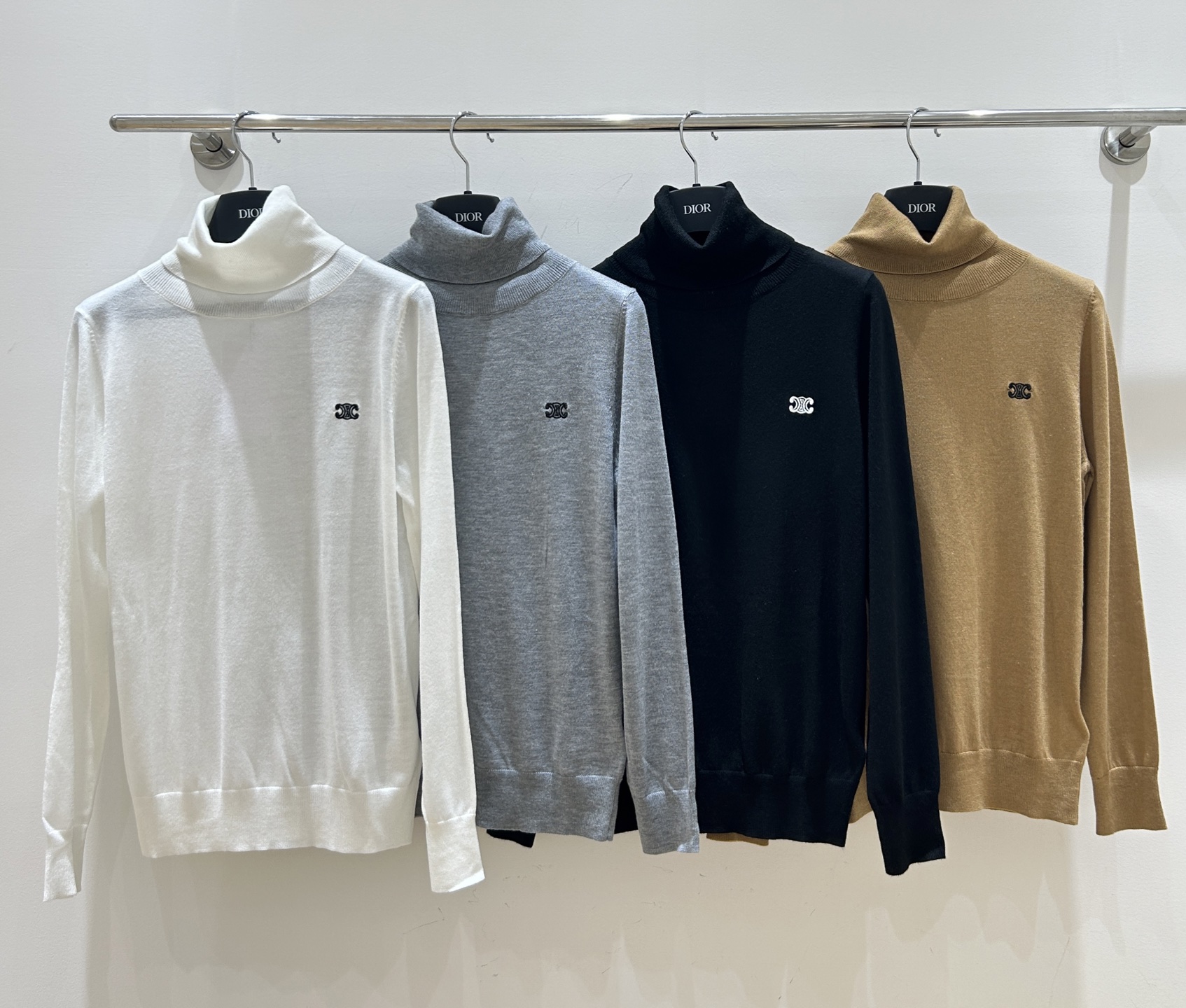 NO:470826,[New style in stock] Simple and elegant Celine embroidered turtleneck wool sweater, pullover design, delicate embroidery embellishment, perfect base selection, warm and fashionable, and is now selling well!  ,celine,alexander wang19860909【新款现货】简洁高雅的Celine刺绣高领羊毛针织衫,套头设计,细腻刺绣点缀,完美打底选择,温暖时尚兼具,现正热销中！,,celine,alexander wang,Women's clothing