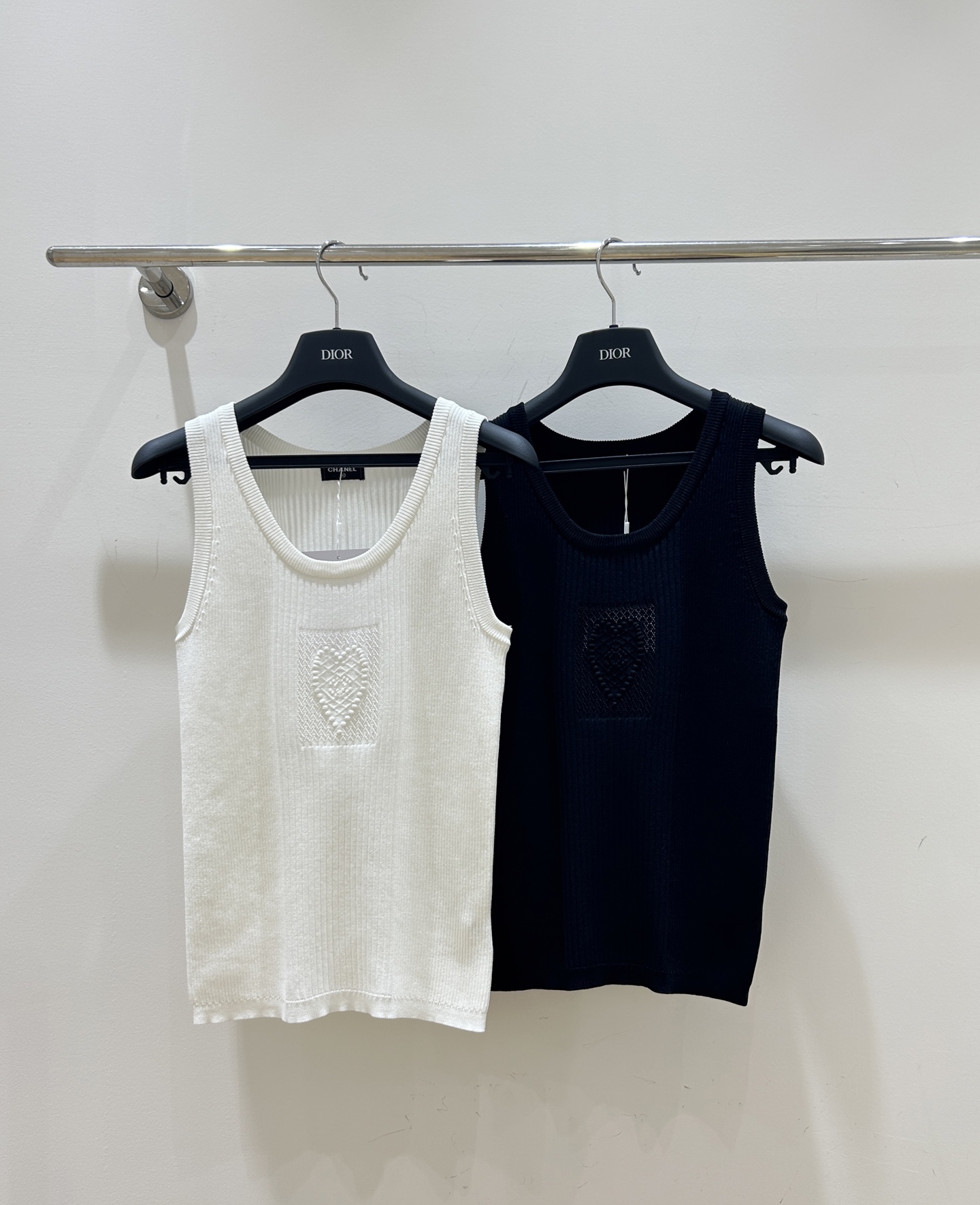 NO:457699,New favorite in summer!  Chanel Love Double C Jacquard Knitted Vest, fashionable and simple, and is in hot spot. It is cool and breathable, showing its elegant temperament, come and buy it quickly!  ,chanel,alexander wang19860909夏日新宠！香奈儿爱心双C提花针织背心,时尚简约,现货热销中.清凉透气,尽显优雅气质,速来抢购！,,chanel,alexander wang,Women's clothing