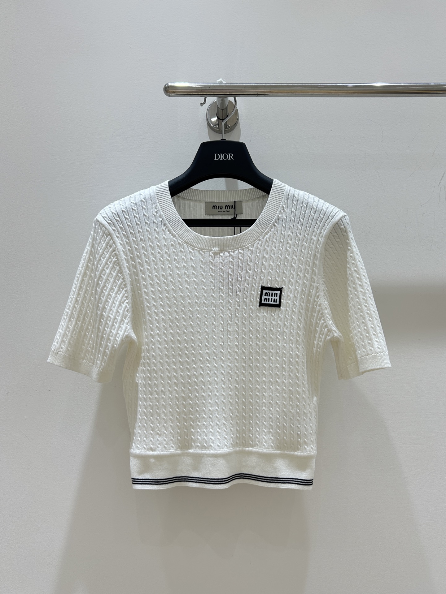 NO:664113,New models available from stock!  This miumiu letter logo twist twist rope round neck short sleeves has a simple yet fashionable design. The unique twist rope craftsmanship and eye-catching logo make it an eye-catching summer outfit!  ,,miumiu,T-shirt, 19860909新款现货供应！这款miumiu字母徽标麻花扭绳圆领短袖,设计简约又不失时尚感,独特扭绳工艺搭配醒目标识,夏日穿搭超吸睛！,,miumiu,T-shirt, ,Women's clothing