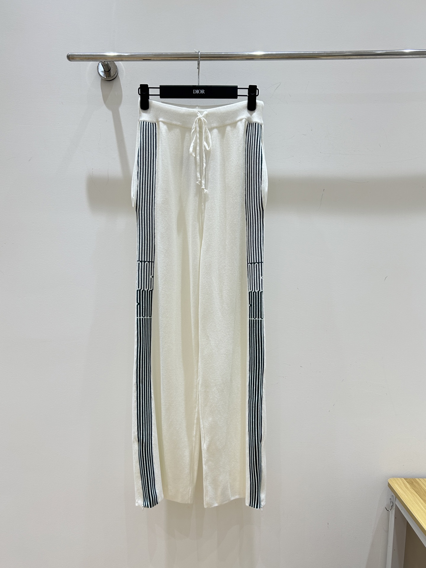 NO:486452,[New models for early autumn are available] Dior early autumn masterpiece!  Green webbing jacquard strip pattern, full of fashion sense. Elastic waist + drawstring design, casual and sporty, comfortable and versatile!  ,dior,dior,alexander wang19860909【早秋新款上新】Dior迪奥早秋力作！绿色织带提花条形图案,时尚感拉满.松紧腰+抽绳设计,休闲运动两不误,舒适又百搭！,,dior,dior,alexander wang,Women's clothing