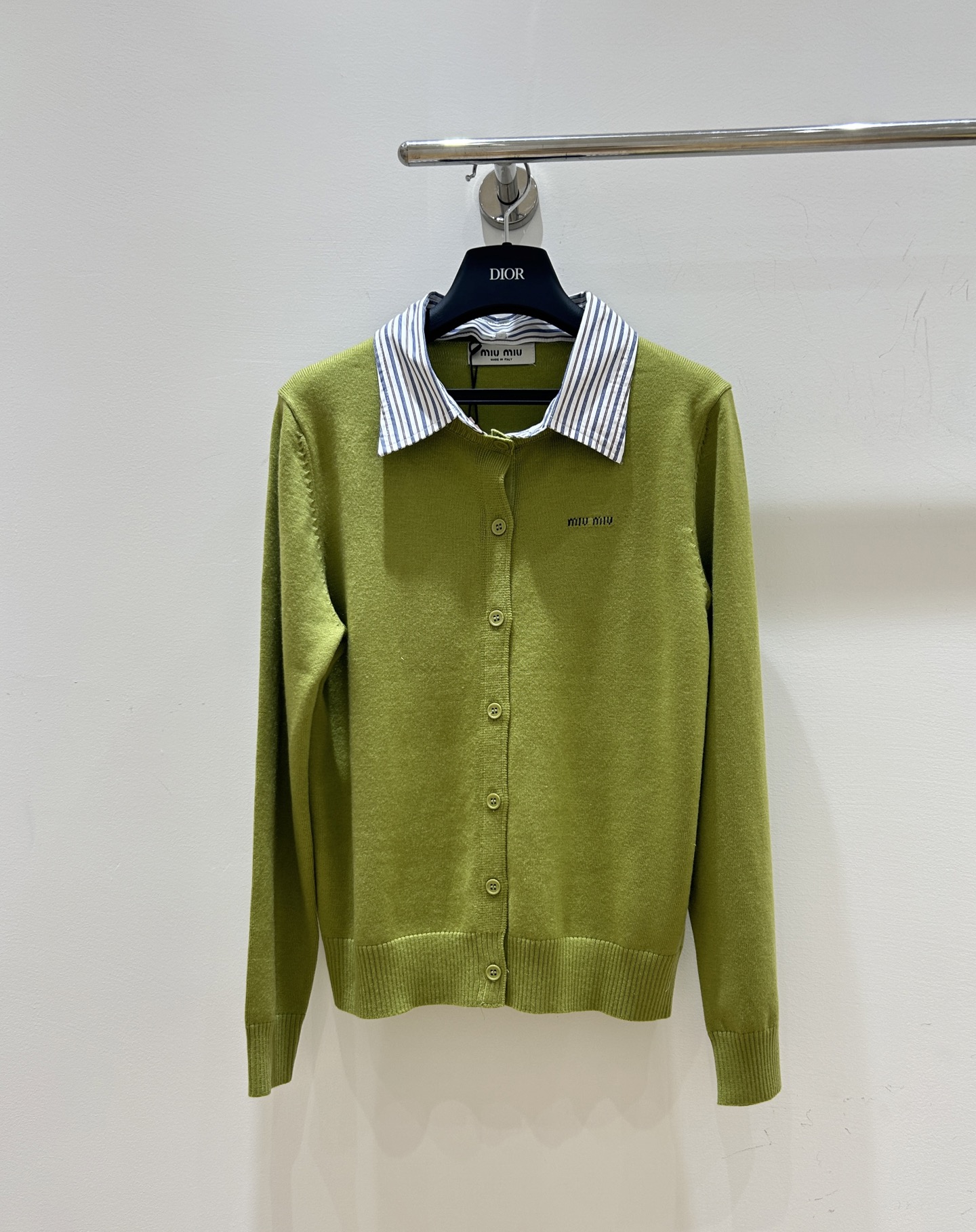 NO:588297,MiuMiaojia!  Counter style!  Contrast color lapel long-sleeved cardigan sweater with jacquard lettering logo pattern on the chest!  All three standards are complete!  Size S/M/L, shipped from stock!  (M size bust 94, length 58),,miumiu,sweaters,alexander wang19860909Miu缪家！专柜款！胸口字母logo图案提花撞色翻领长袖开衫毛衣！三标齐全！码数S/M/L,现货发！(M码胸围94衣长58),,miumiu,sweaters,alexander wang,Women's clothing