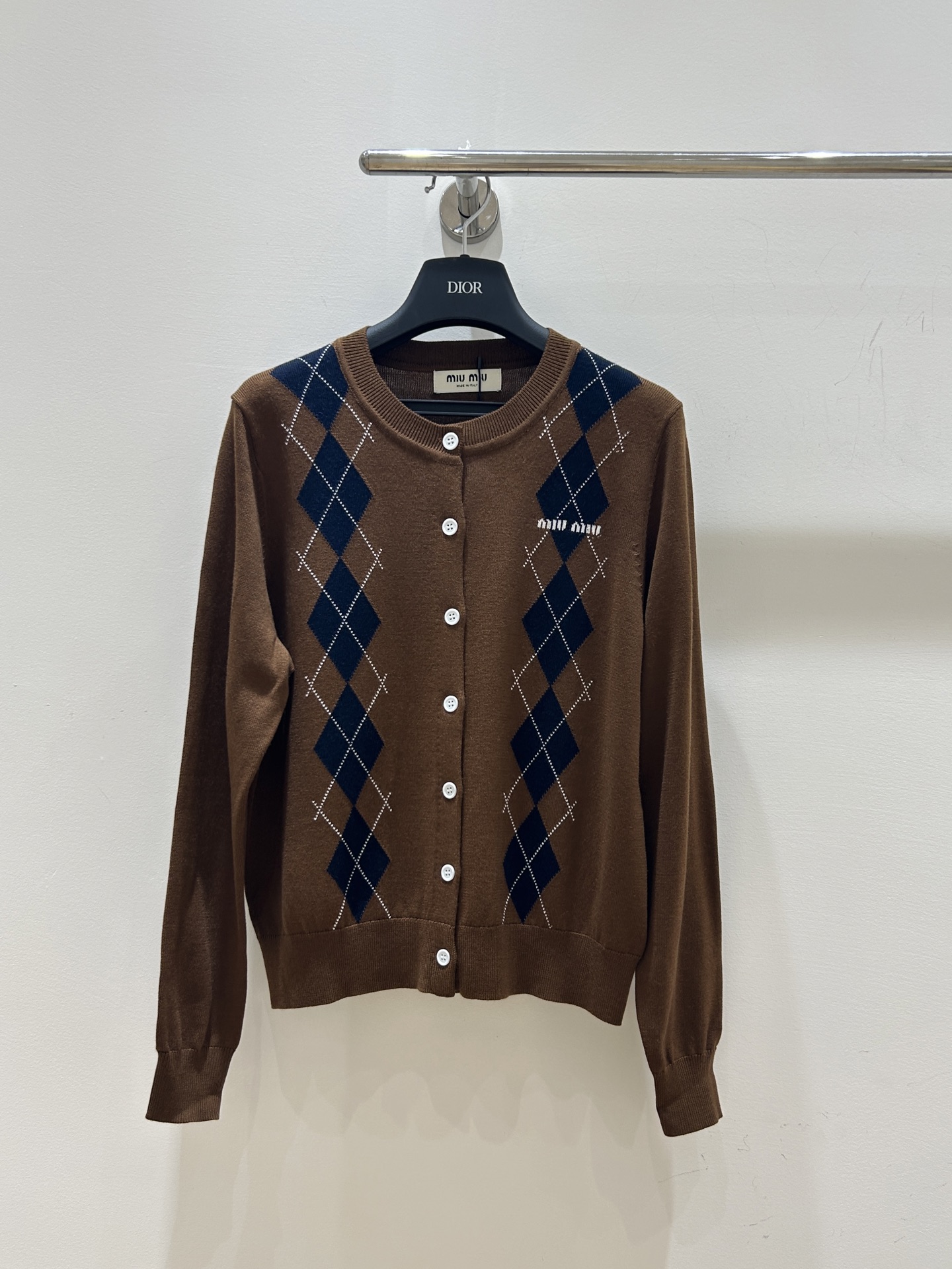 NO:547515,New fall models are coming in stock!  This miumiu letter jacquard French Academy style retro knitted cardigan is exquisite, retro and fashionable. It can easily create an elegant college style and come and buy it quickly!  ,miumiu,alexander wang19860909秋季新款现货来袭！这款miumiu字母提花法式学院风复古针织开衫,菱格提花精致,复古又时尚,轻松打造优雅学院造型,速来抢购！,,miumiu,alexander wang,Women's clothing