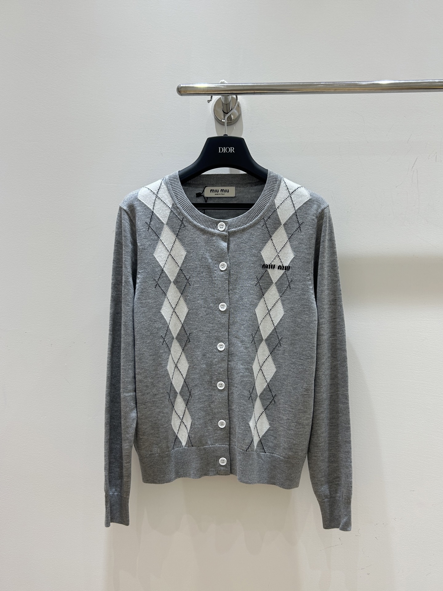 NO:460354,New fall models are coming in stock!  This miumiu letter jacquard French Academy style retro knitted cardigan is exquisite, retro and fashionable. It can easily create an elegant college style and come and buy it quickly!  ,miumiu,alexander wang19860909秋季新款现货来袭！这款miumiu字母提花法式学院风复古针织开衫,菱格提花精致,复古又时尚,轻松打造优雅学院造型,速来抢购！,,miumiu,alexander wang,Women's clothing