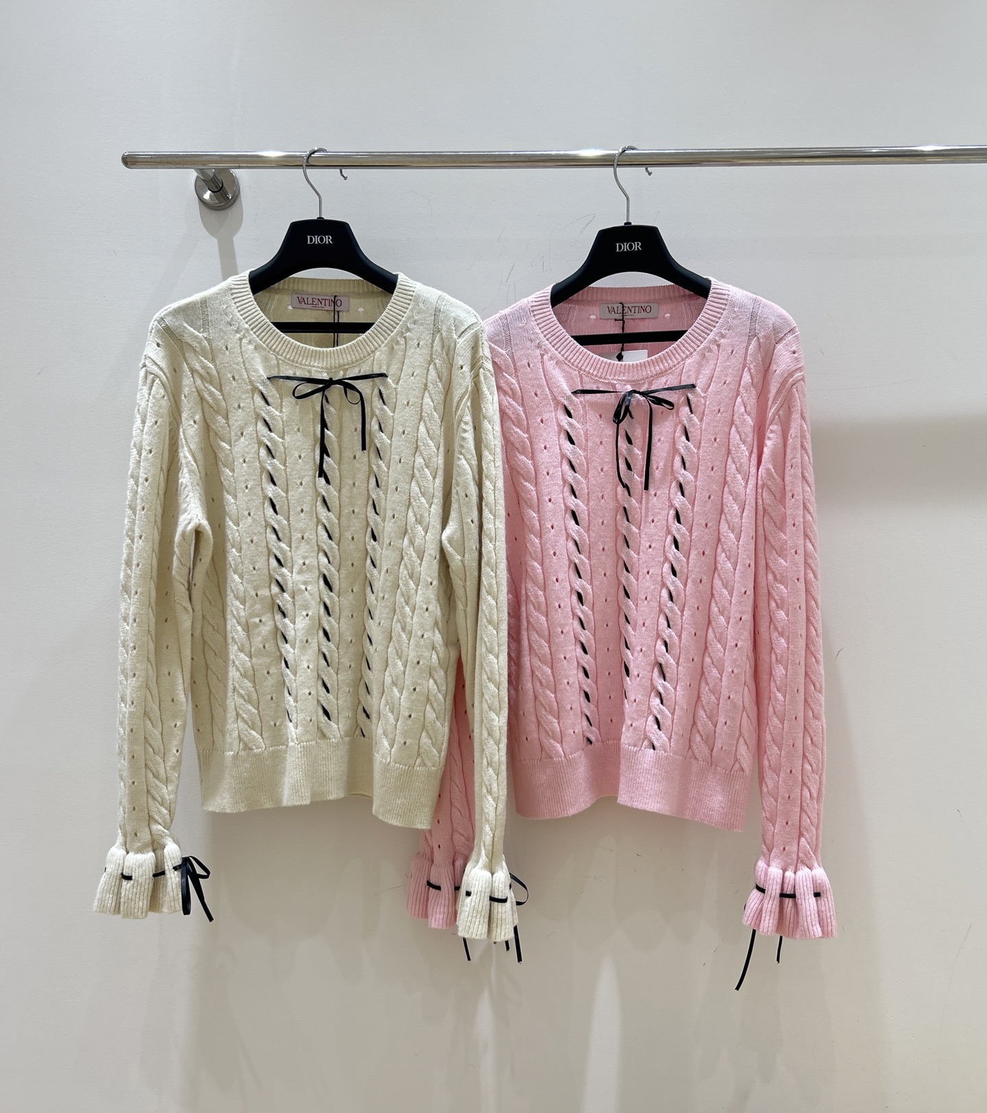 NO:463002,Valentino's new autumn and winter style, twisted rope design, niche French style. Bow tie adds sweetness, flared sleeves make the look fashionable. Knitted pullover sweater, in stock, not to be missed., valentino, sweaters, alexander wang19860909华伦天奴秋冬新款,麻花扭绳设计,小众法式小香风.蝴蝶结系带增甜美,喇叭袖显时尚.针织套头毛衣,现货供应,不容错过.,,valentino,sweaters,alexander wang,Women's clothing