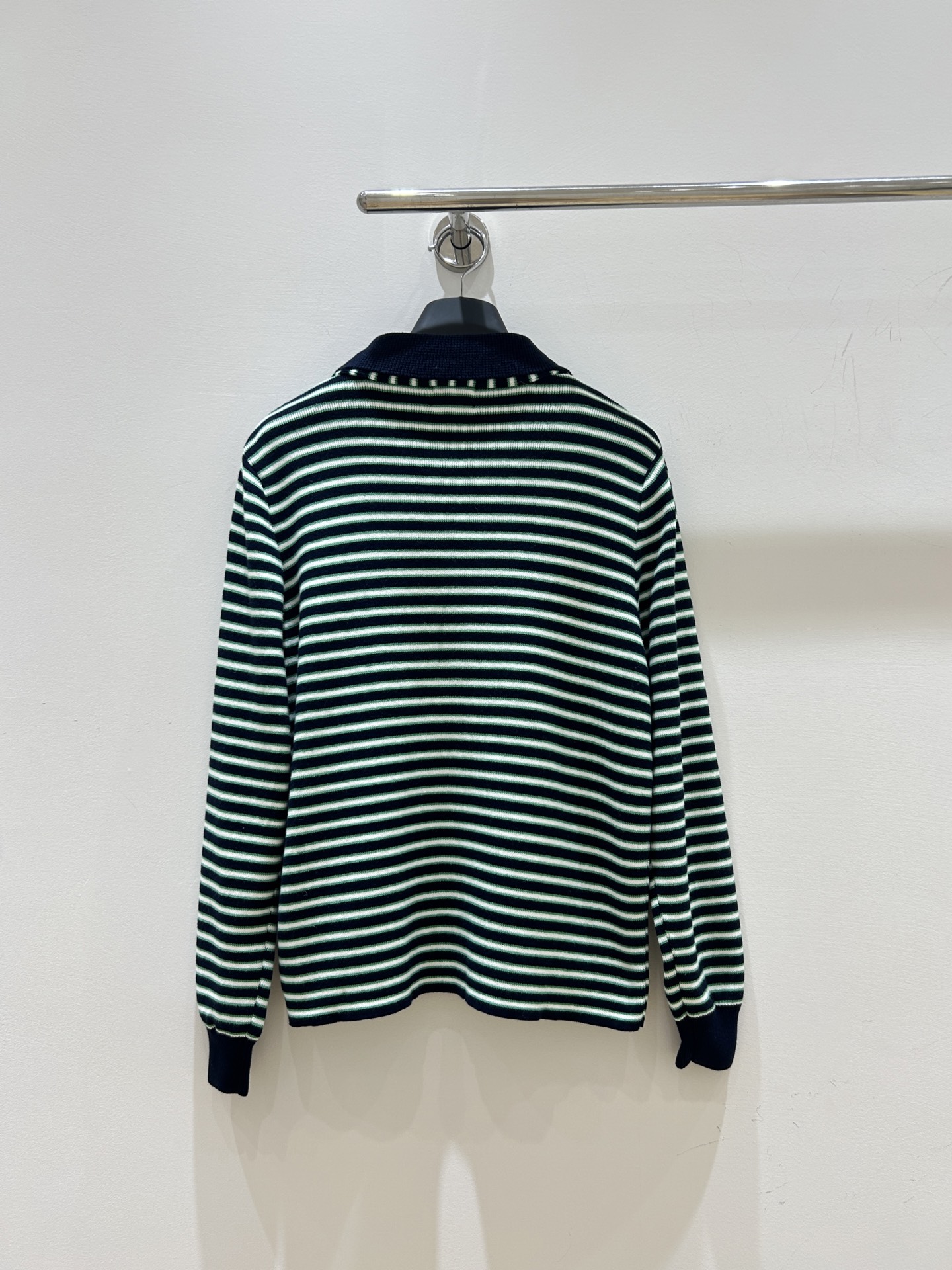 “Autumn Women’s Suit: Celine’s Chord-Striped Knitting Suit with Long-Sleeve Design” - 图片 2
