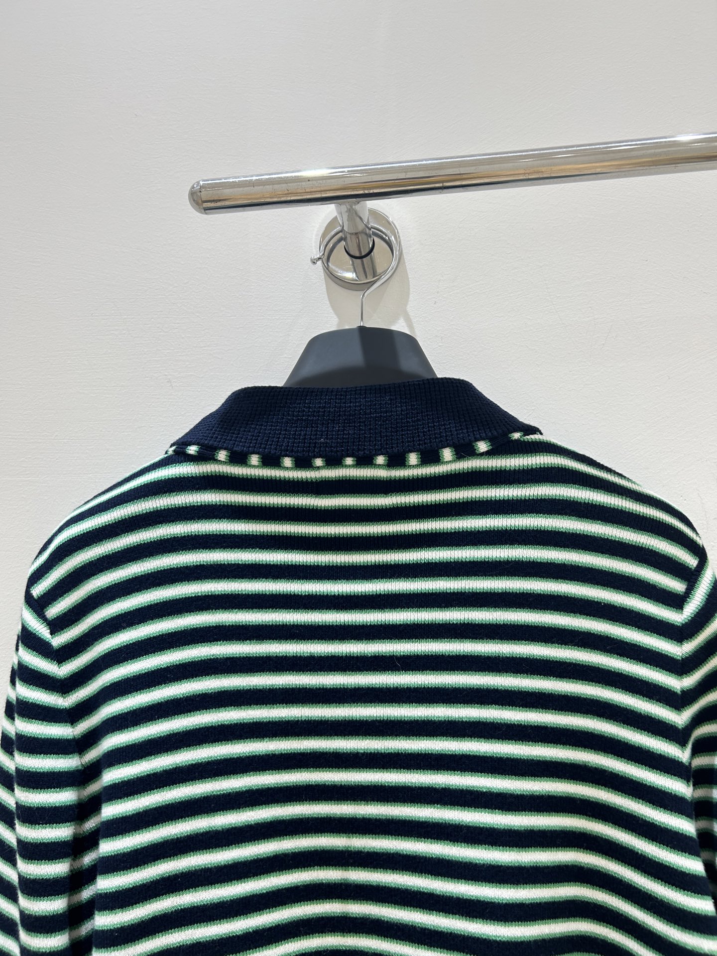 “Autumn Women’s Suit: Celine’s Chord-Striped Knitting Suit with Long-Sleeve Design” - 图片 4