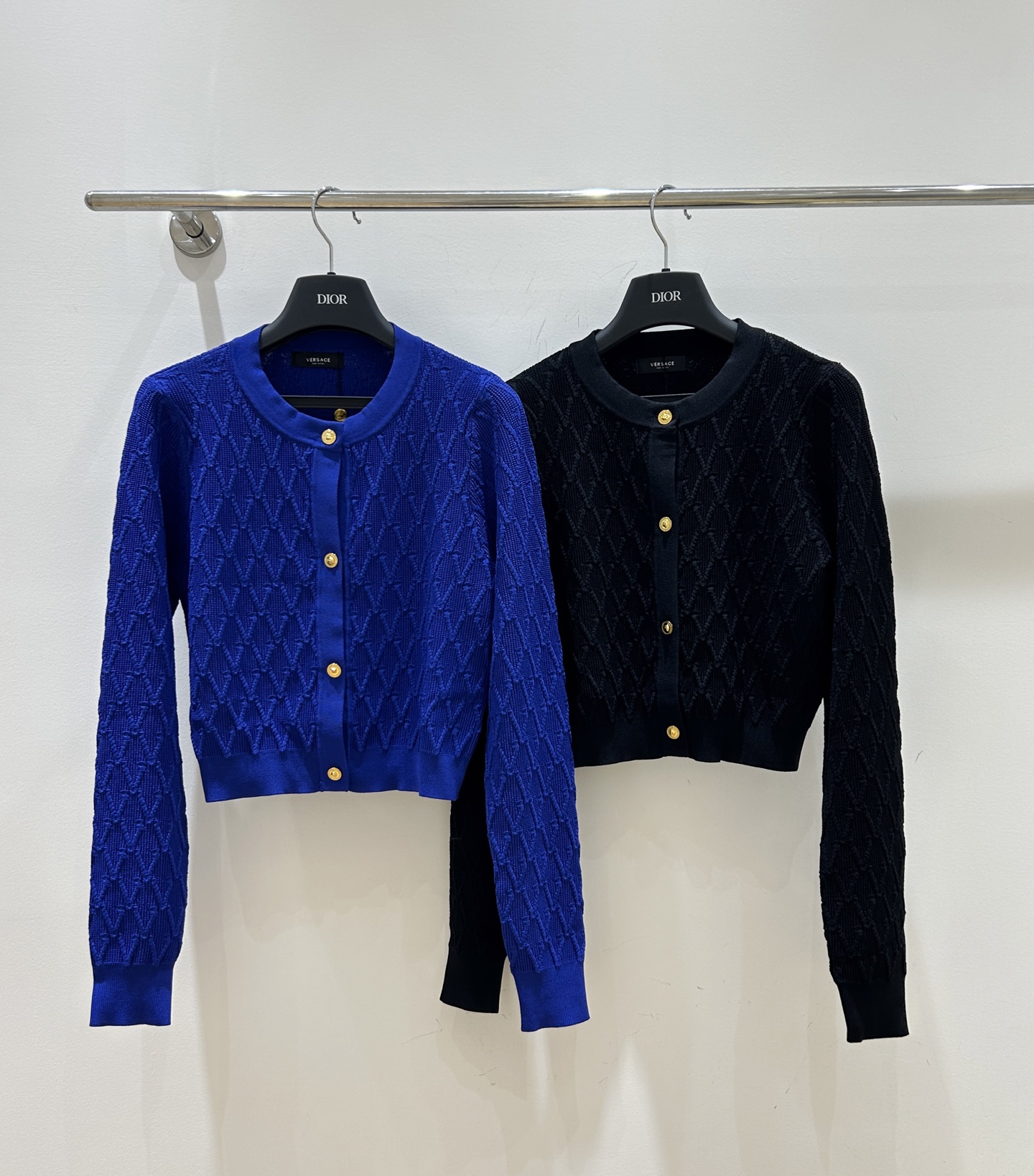 NO:464255,[New autumn and winter style] Versace women's V-shaped jacquard knitted short long-sleeved cardigan is coming!  The classic V-shaped jacquard design is exquisite and unique, the short style is neat and high, and it is super eye-catching when worn in autumn and winter!  , versace,alexander wang19860909【秋冬新款】范思哲女装V形提花针织短款长袖开衫来袭！经典V形提花设计,精致又独特,短款版型利落显高,秋冬穿它超吸睛！,,versace,alexander wang,Women's clothing